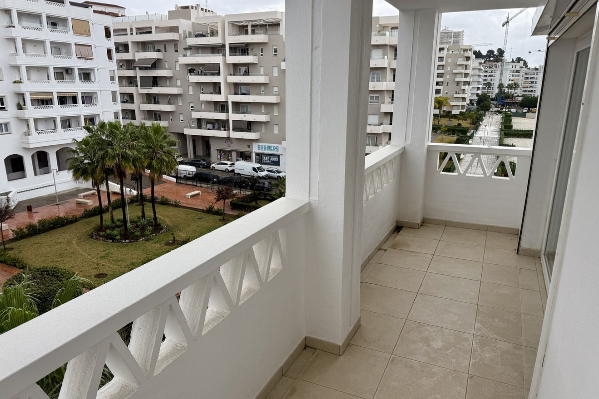 Resale - Apartment - Middle Floor Apartment - Marbella - La Campana