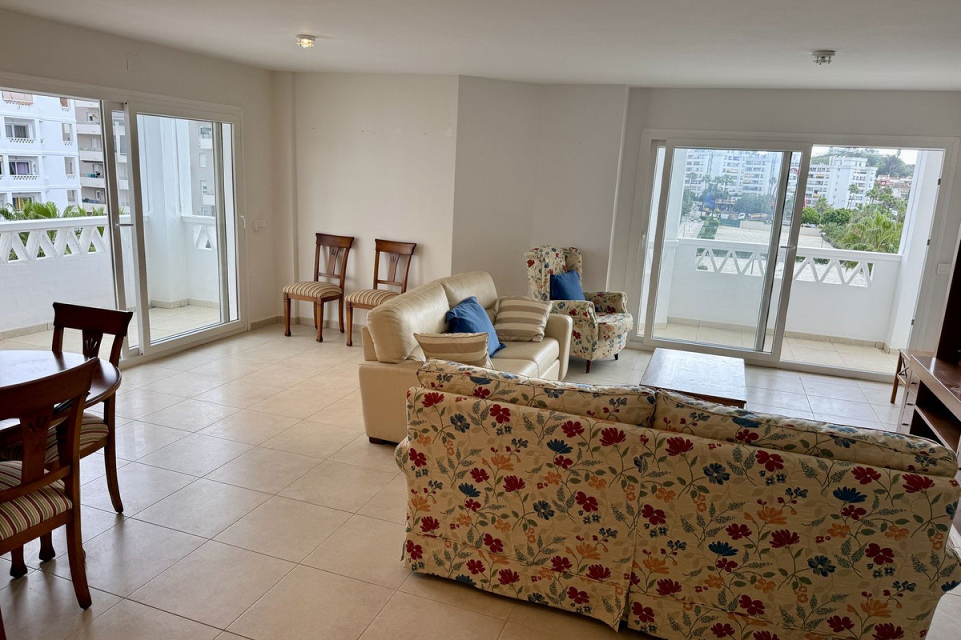 Resale - Apartment - Middle Floor Apartment - Marbella - La Campana