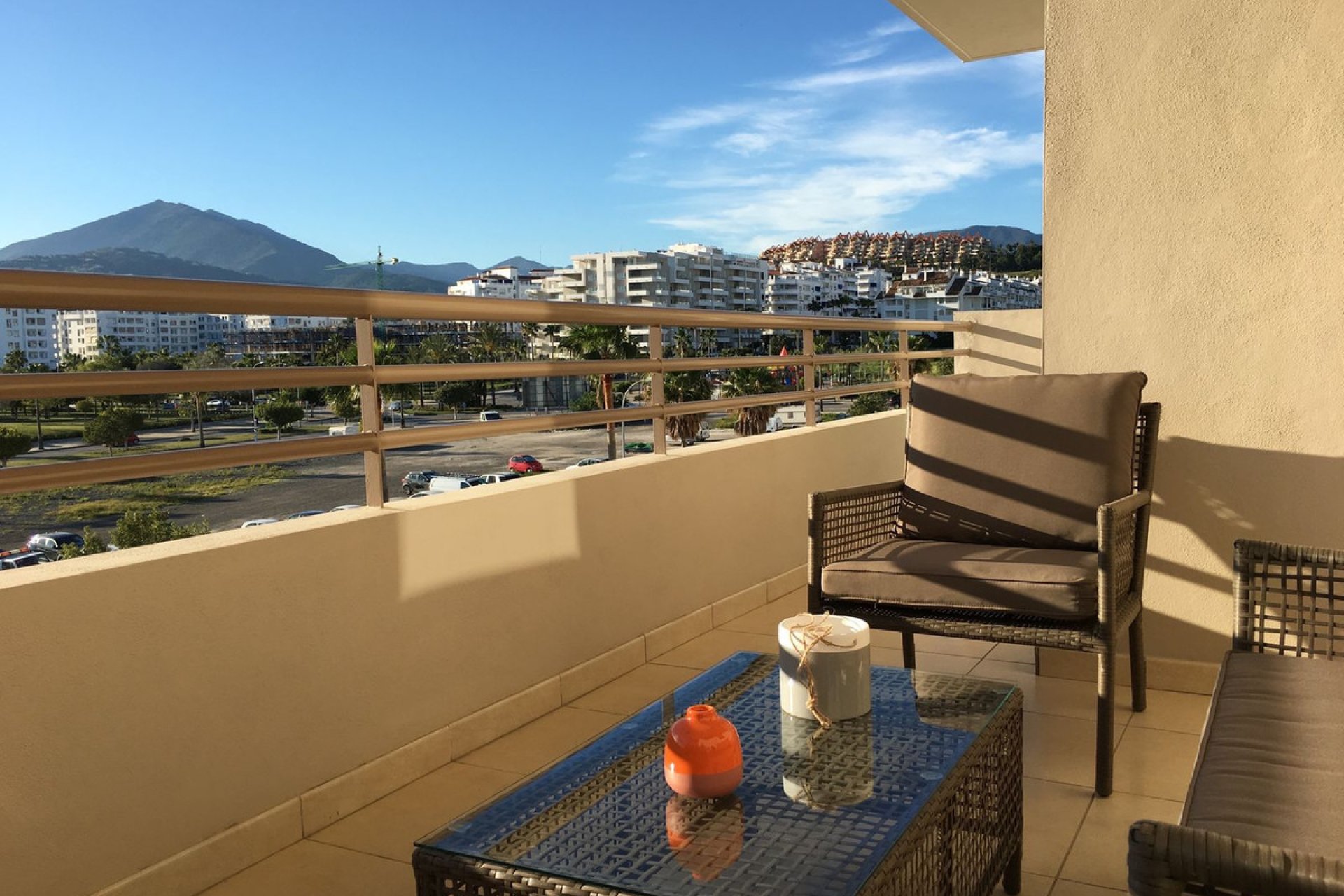 Resale - Apartment - Middle Floor Apartment - Marbella - La Campana