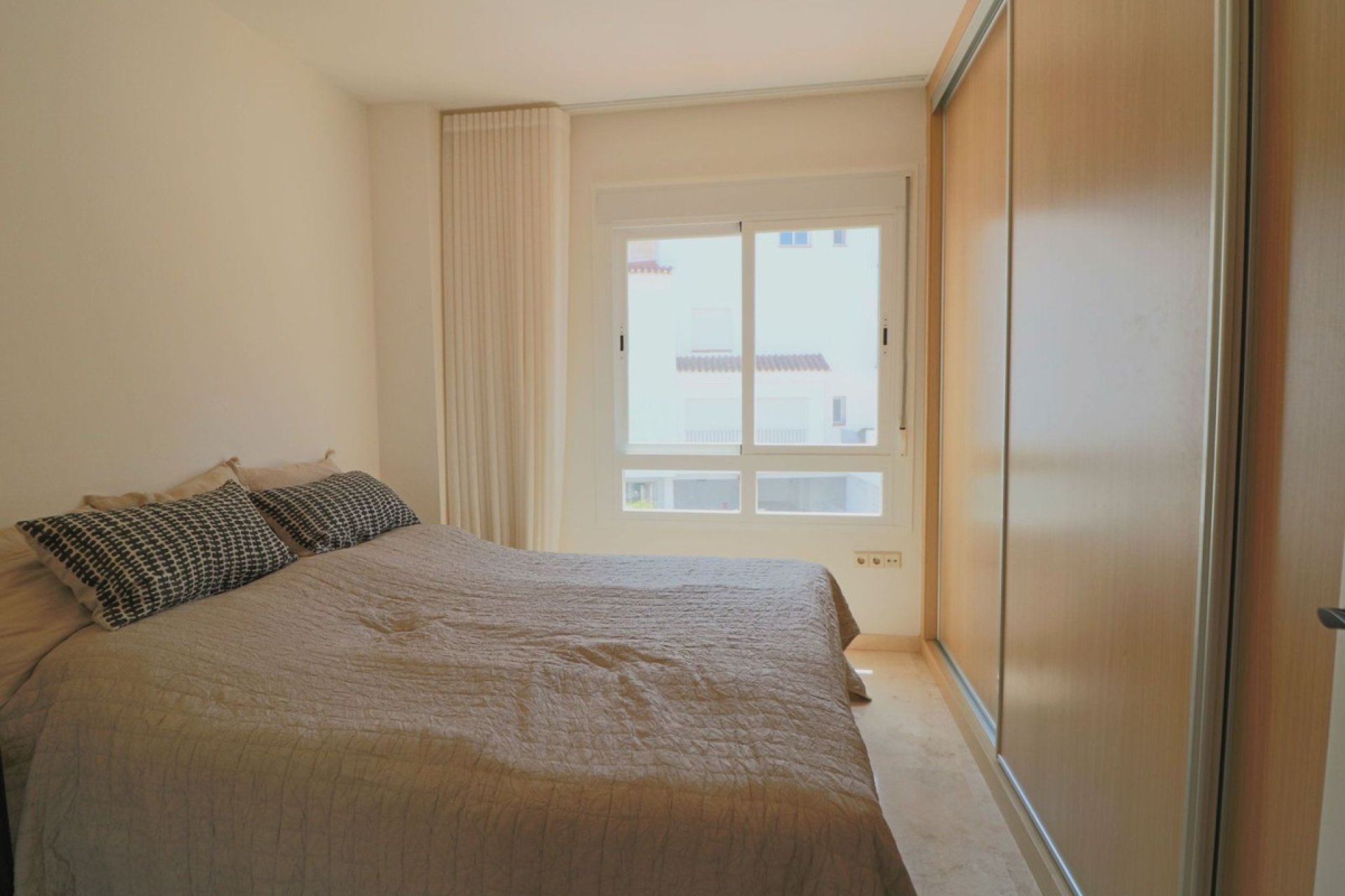 Resale - Apartment - Middle Floor Apartment - Marbella - La Mairena