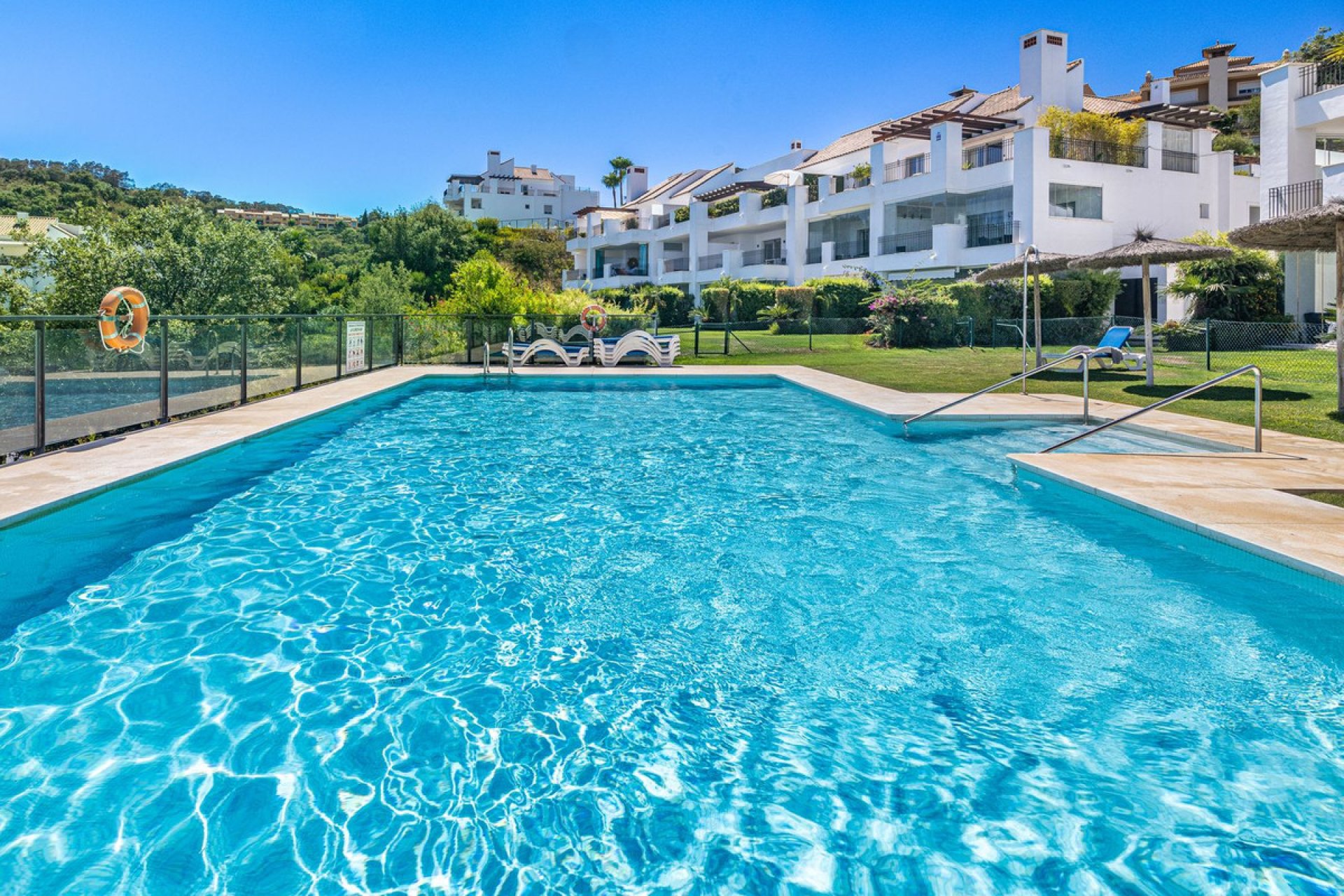 Resale - Apartment - Middle Floor Apartment - Marbella - La Mairena