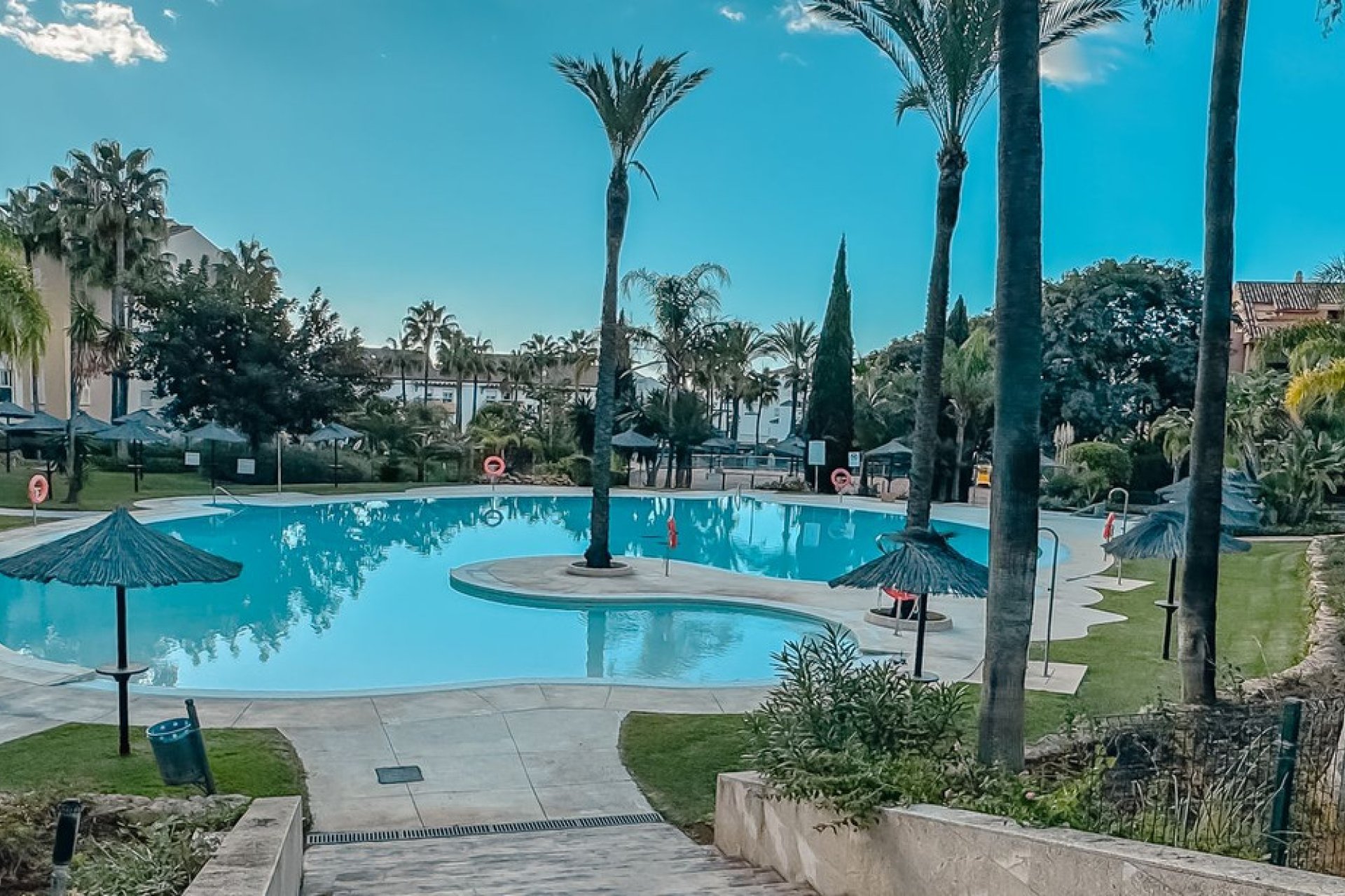 Resale - Apartment - Middle Floor Apartment - Marbella - Las Brisas