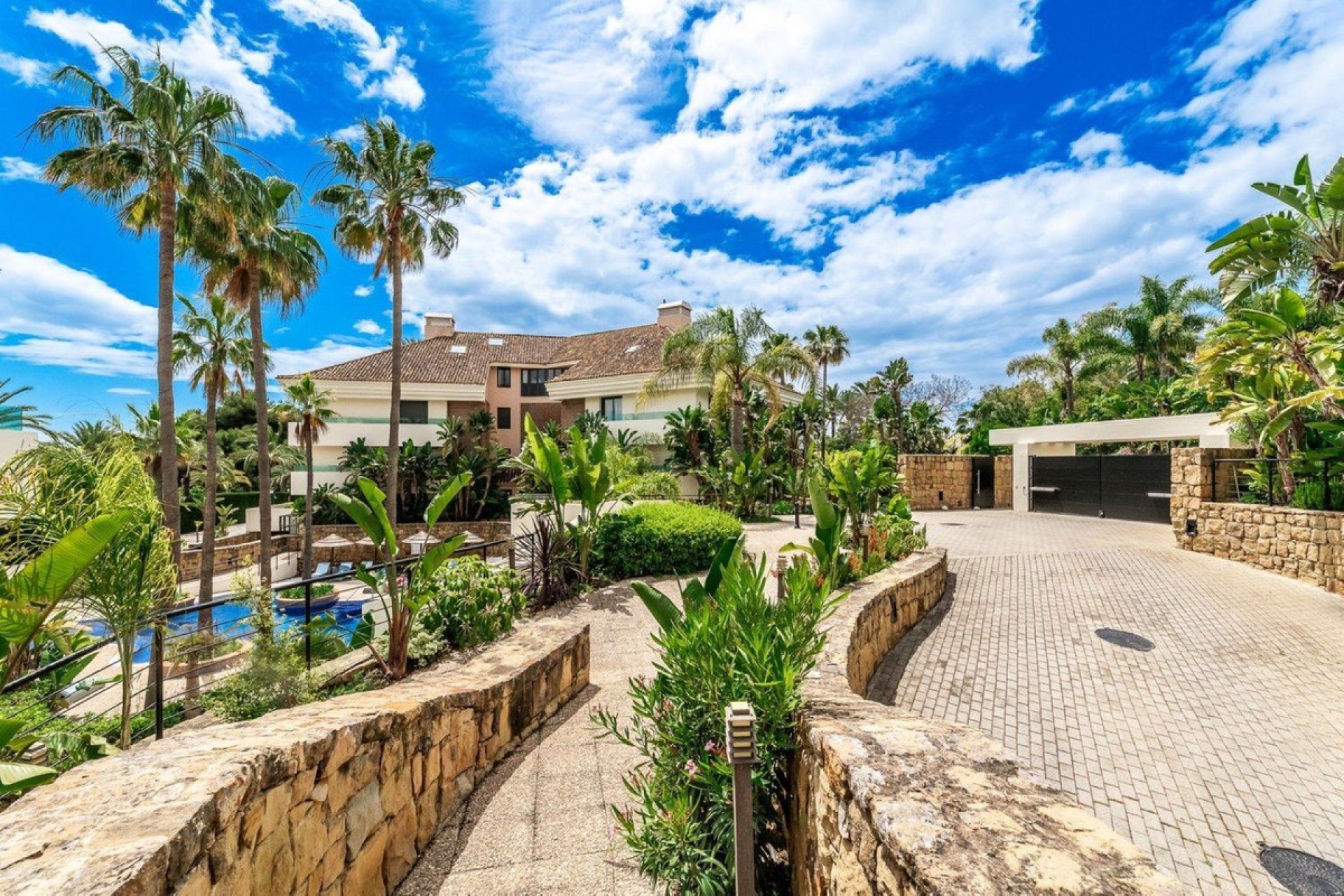 Resale - Apartment - Middle Floor Apartment - Marbella - Los Monteros