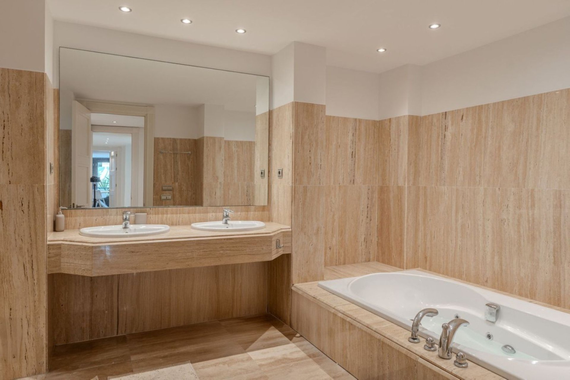 Resale - Apartment - Middle Floor Apartment - Marbella - Los Monteros