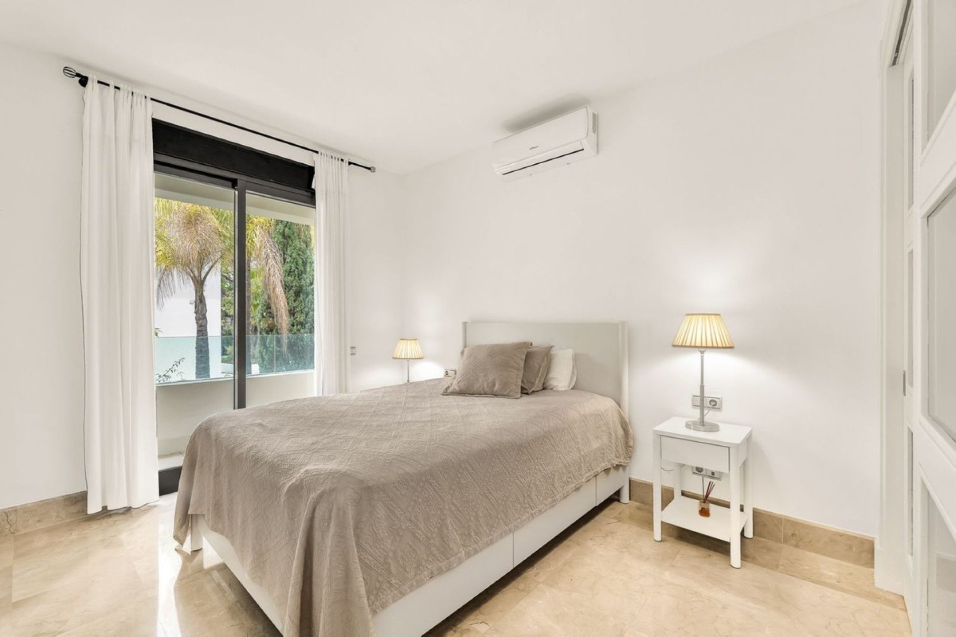 Resale - Apartment - Middle Floor Apartment - Marbella - Los Monteros