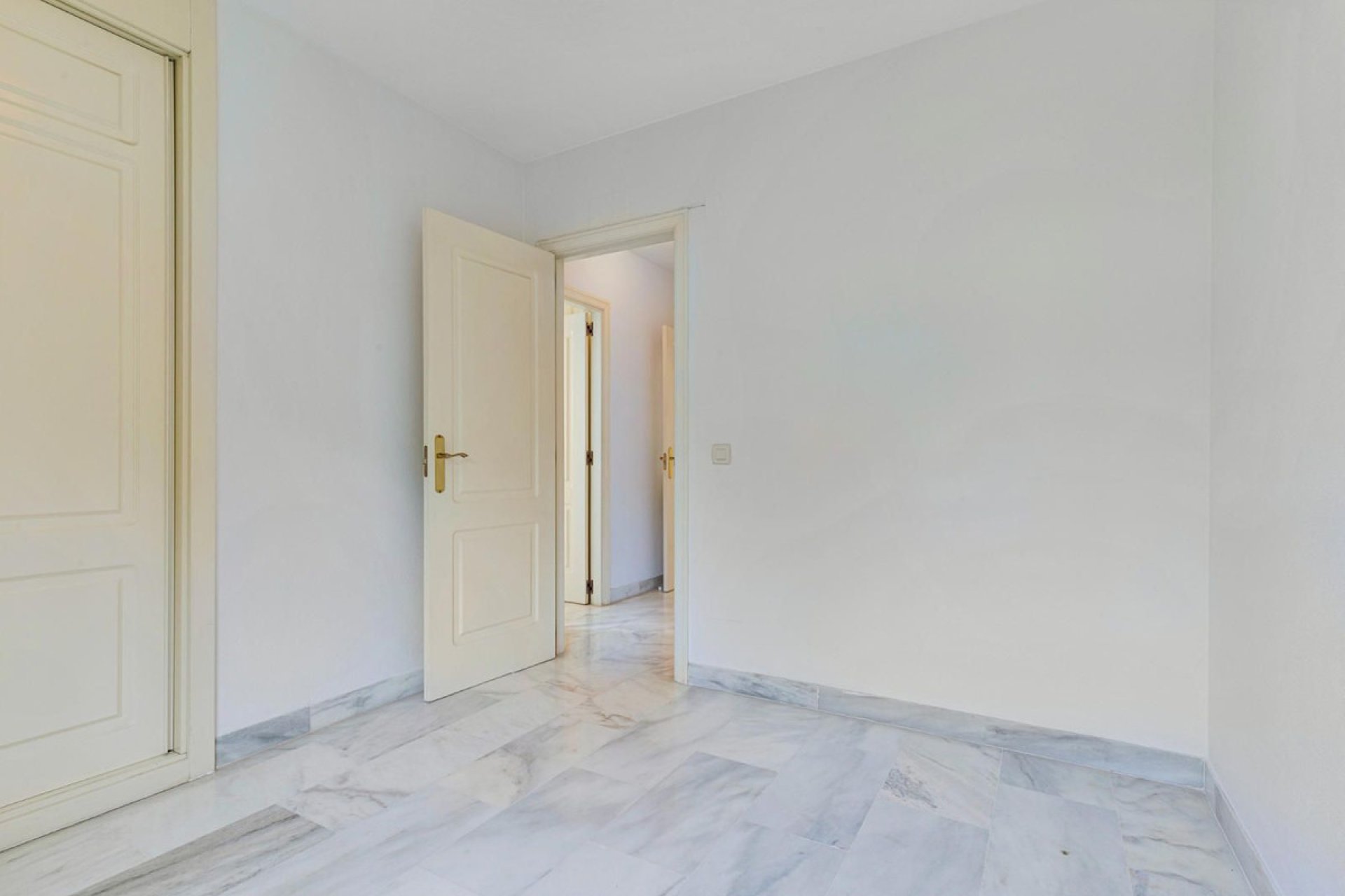 Resale - Apartment - Middle Floor Apartment - Marbella - Marbella Centro