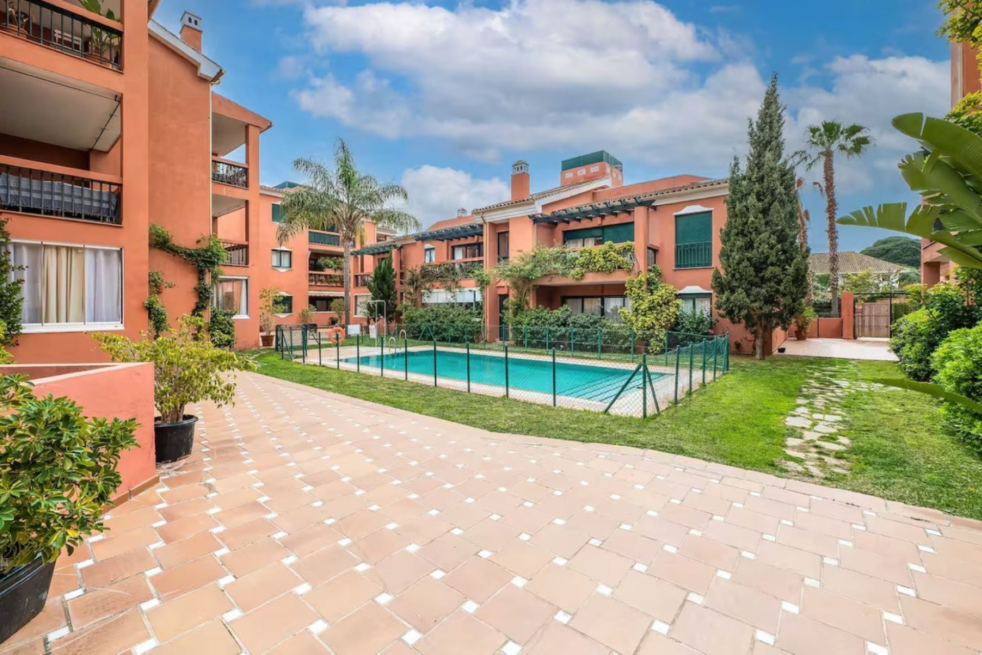 Resale - Apartment - Middle Floor Apartment - Marbella - Marbesa