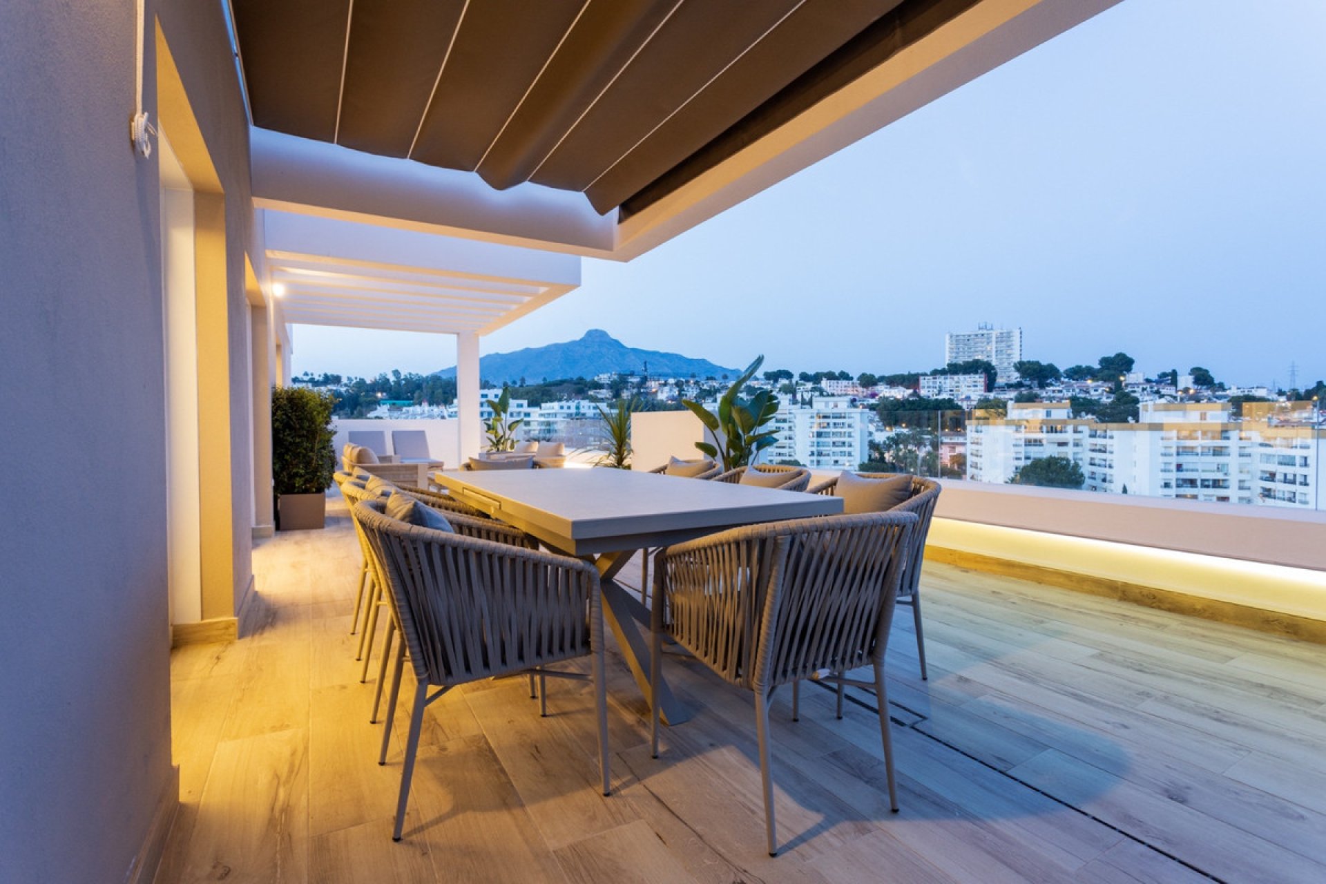 Resale - Apartment - Middle Floor Apartment - Marbella - Nueva Andalucia