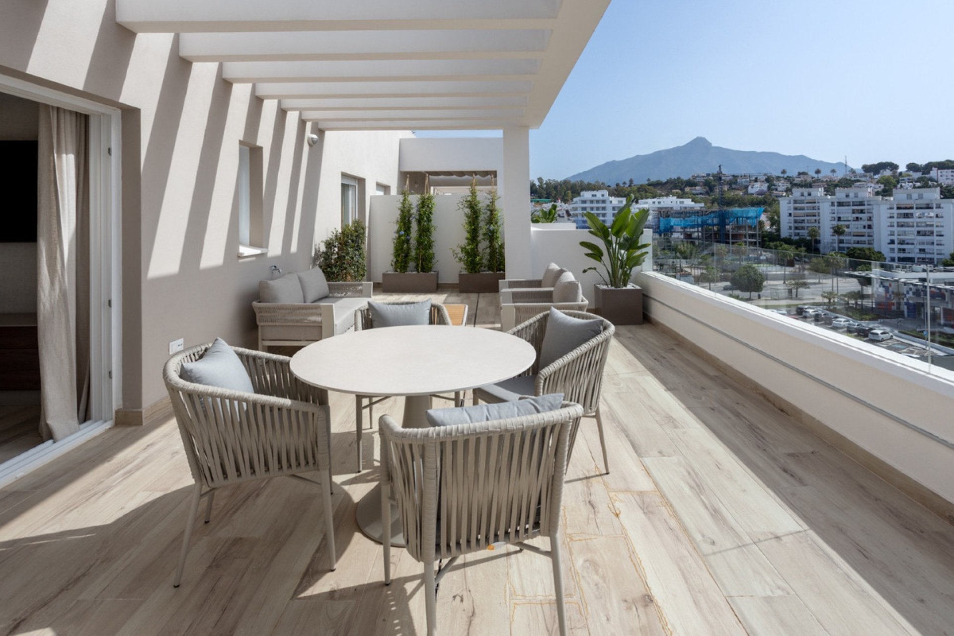 Resale - Apartment - Middle Floor Apartment - Marbella - Nueva Andalucia