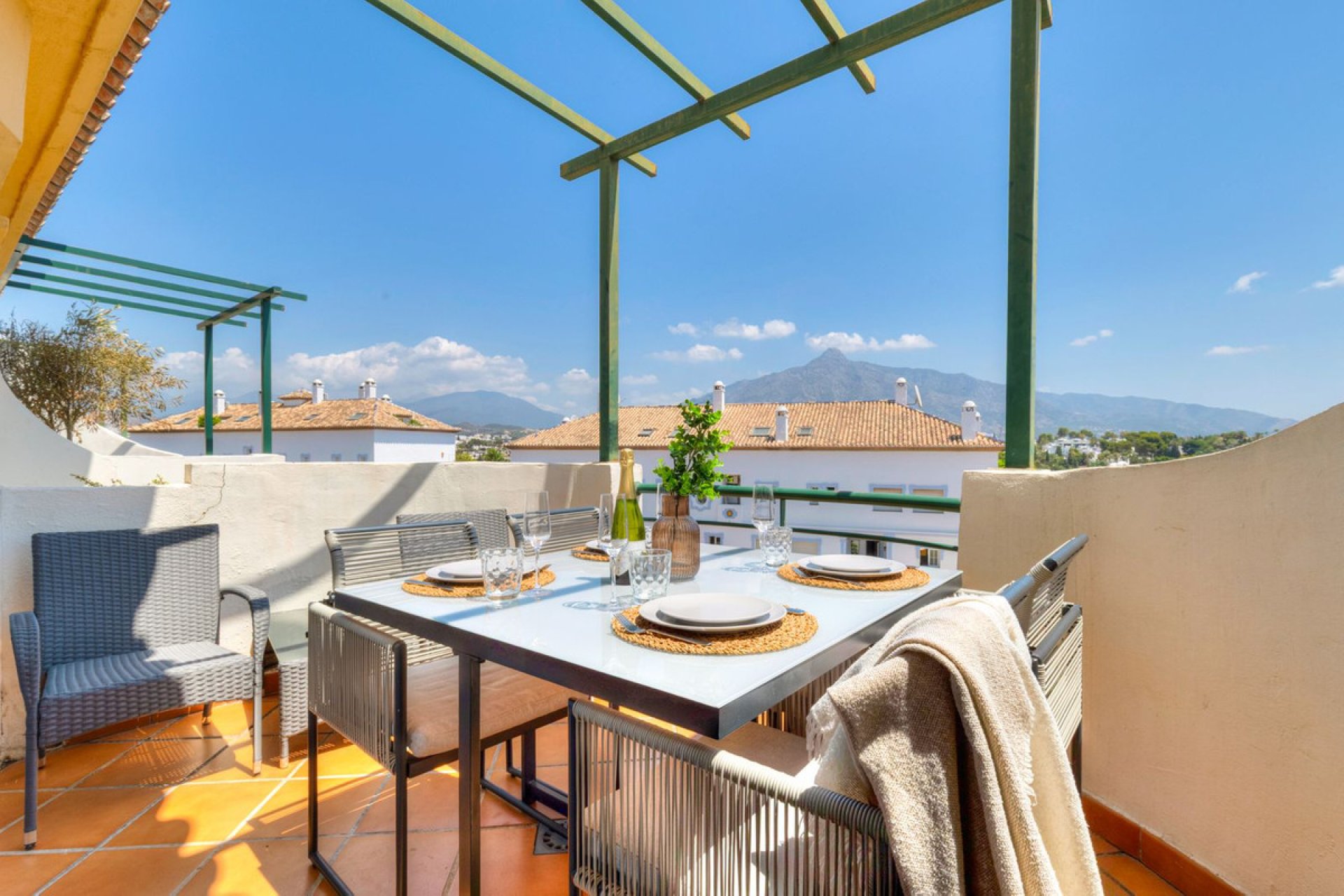 Resale - Apartment - Middle Floor Apartment - Marbella - Nueva Andalucia