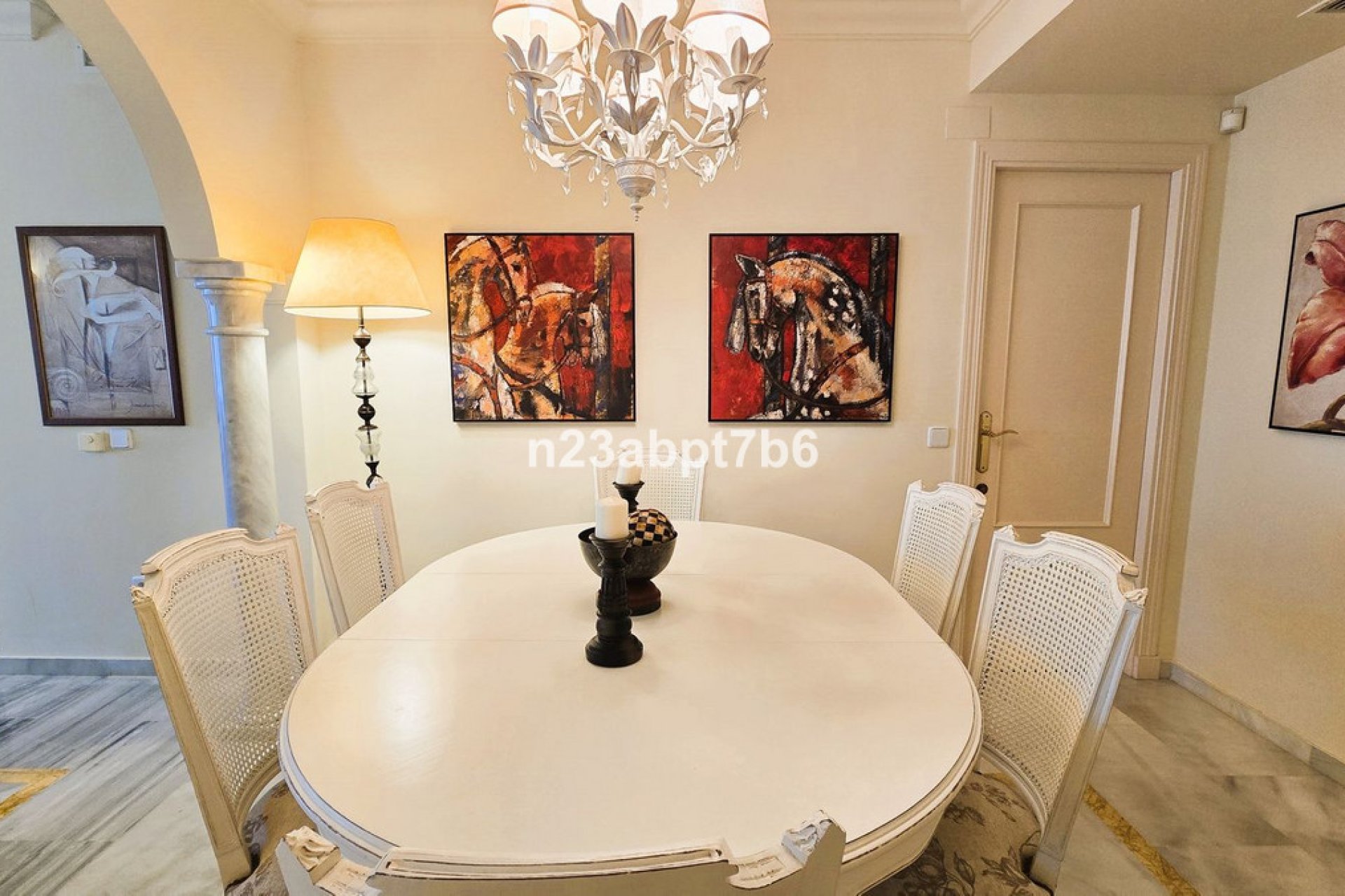 Resale - Apartment - Middle Floor Apartment - Marbella - Nueva Andalucia