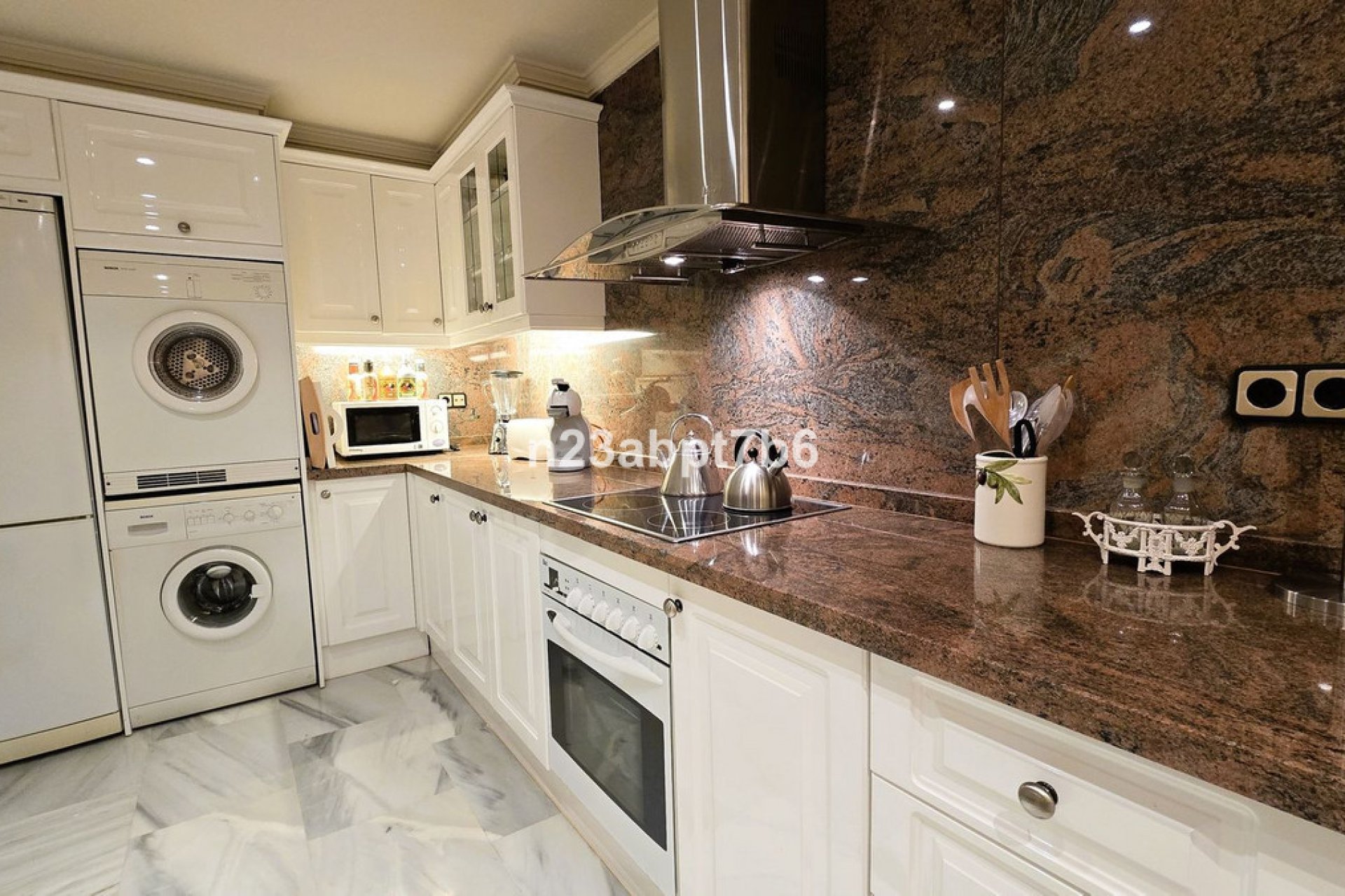 Resale - Apartment - Middle Floor Apartment - Marbella - Nueva Andalucia