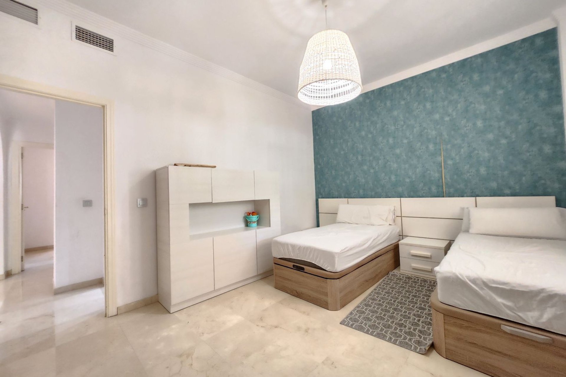 Resale - Apartment - Middle Floor Apartment - Marbella - Nueva Andalucia