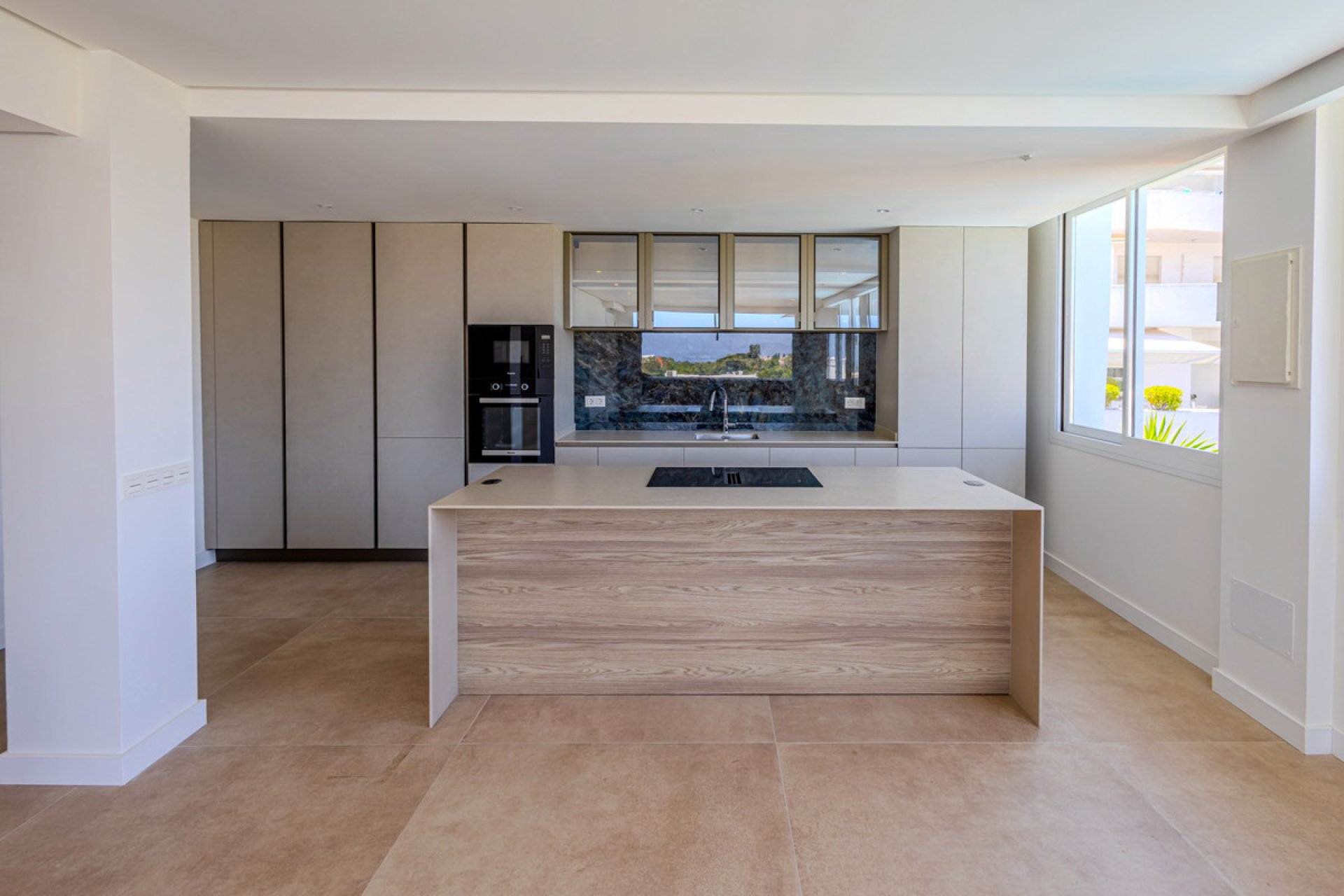 Resale - Apartment - Middle Floor Apartment - Marbella - Nueva Andalucia