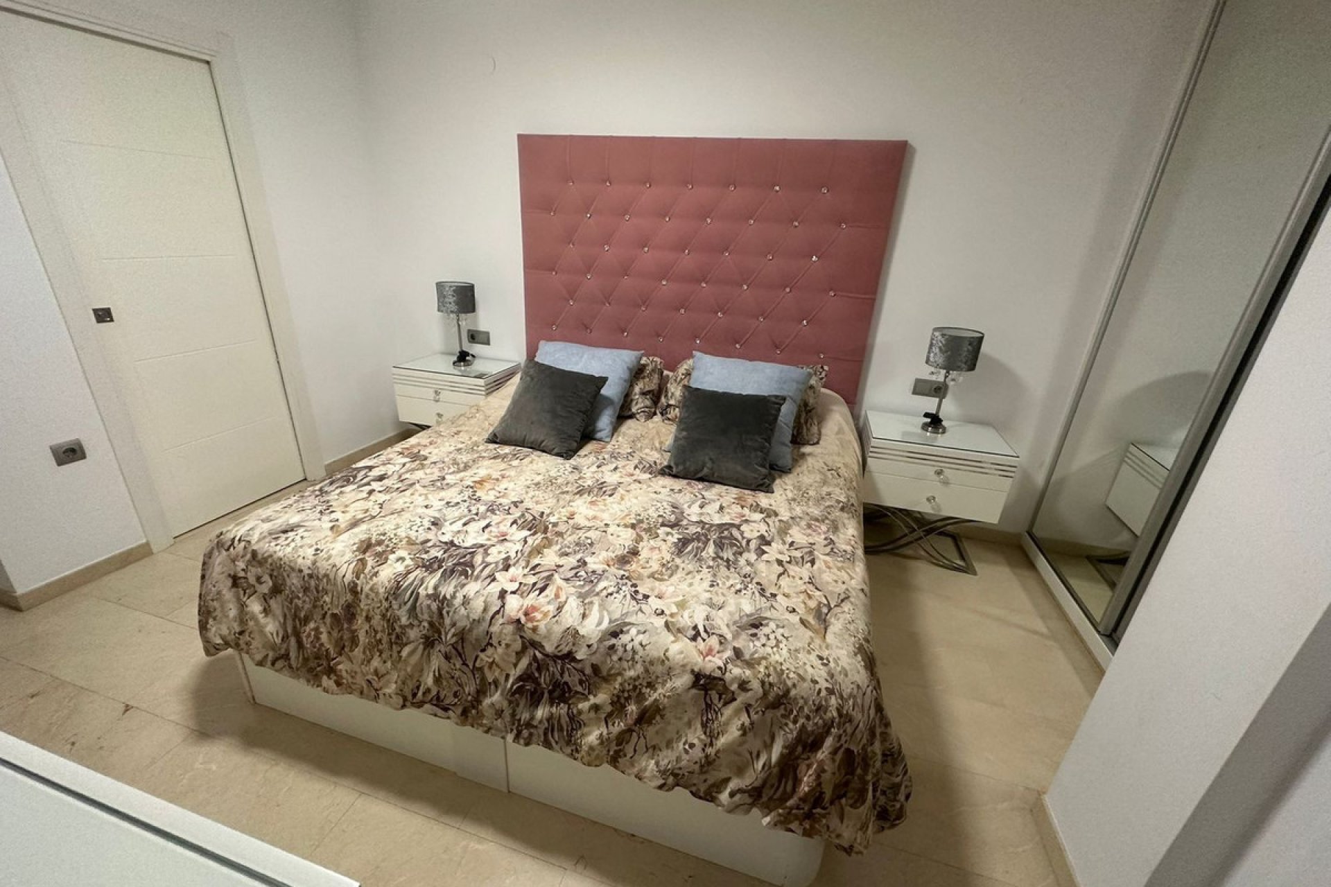 Resale - Apartment - Middle Floor Apartment - Marbella - Nueva Andalucia