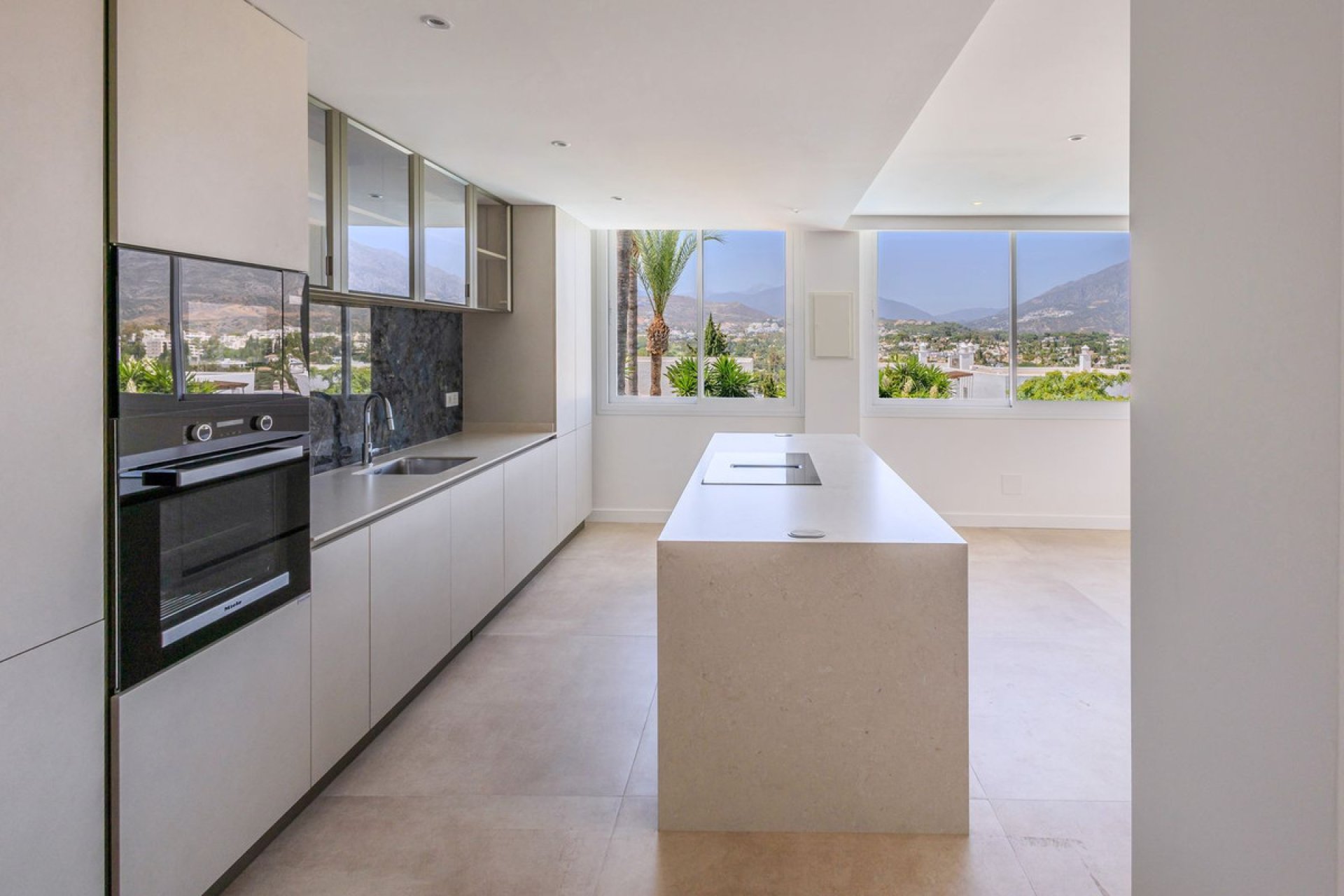 Resale - Apartment - Middle Floor Apartment - Marbella - Nueva Andalucia