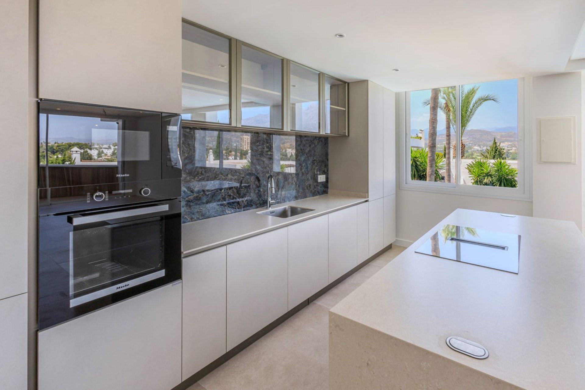 Resale - Apartment - Middle Floor Apartment - Marbella - Nueva Andalucia