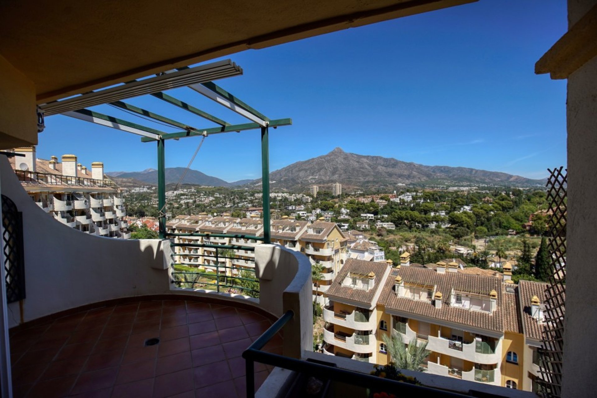 Resale - Apartment - Middle Floor Apartment - Marbella - Nueva Andalucia