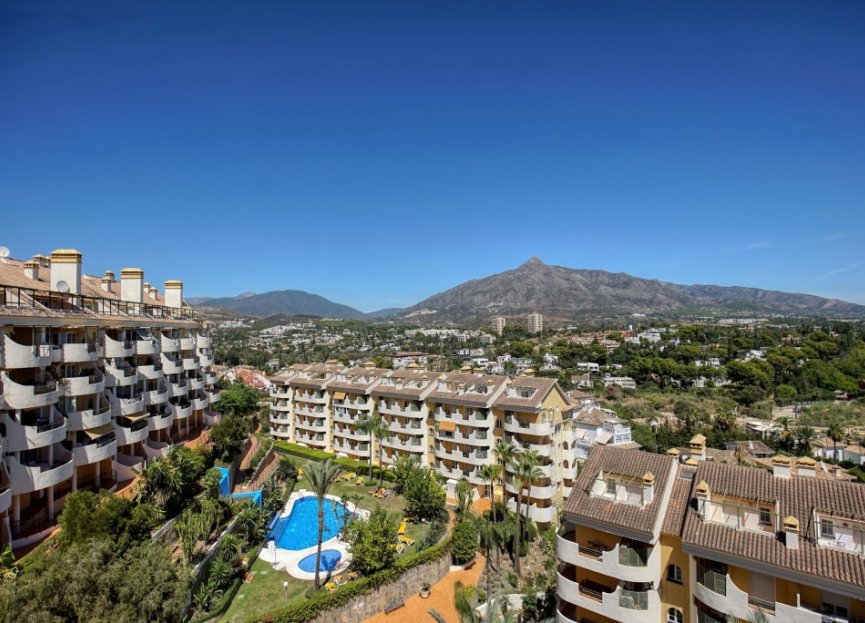 Resale - Apartment - Middle Floor Apartment - Marbella - Nueva Andalucia
