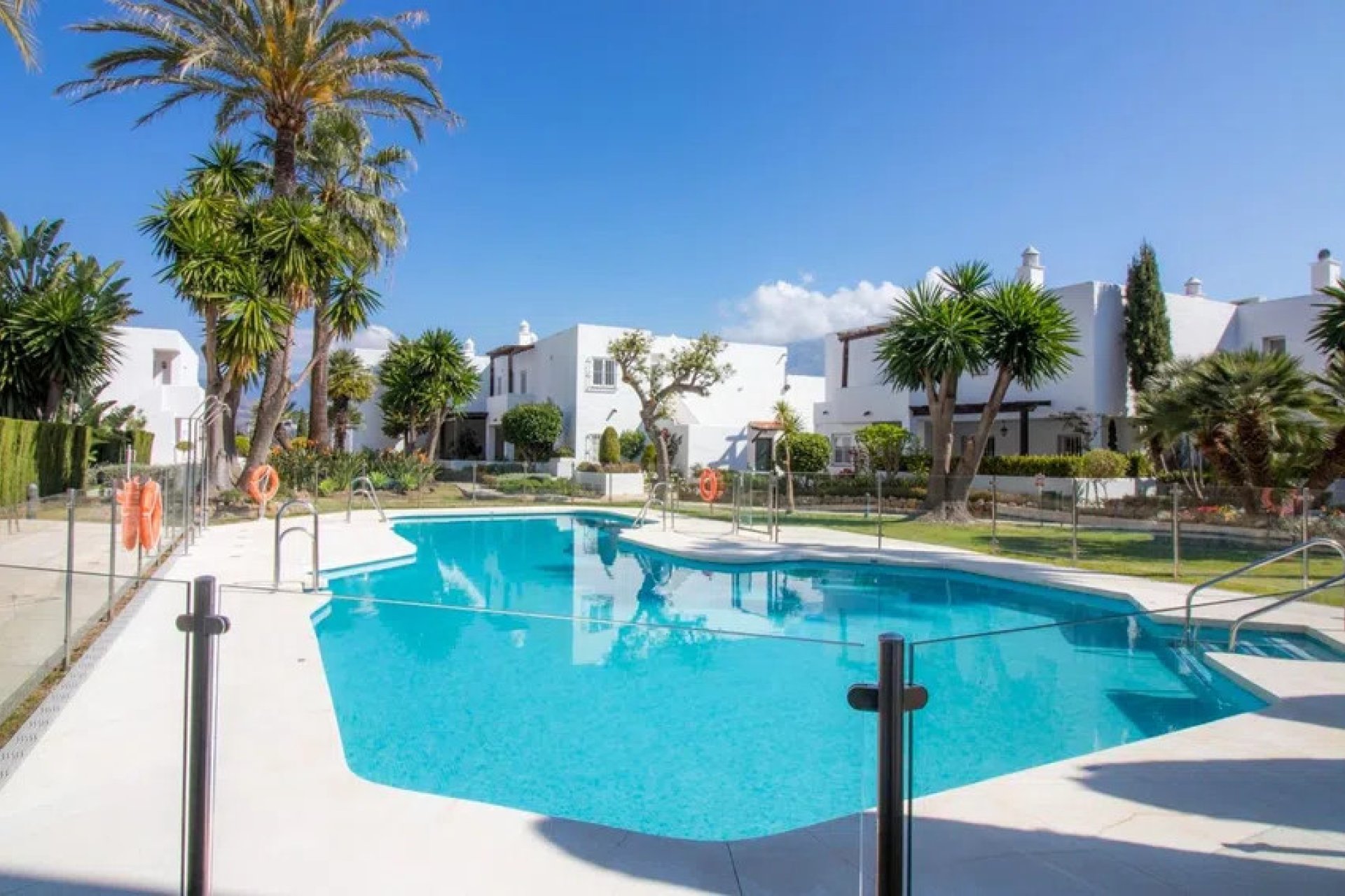 Resale - Apartment - Middle Floor Apartment - Marbella - Nueva Andalucia