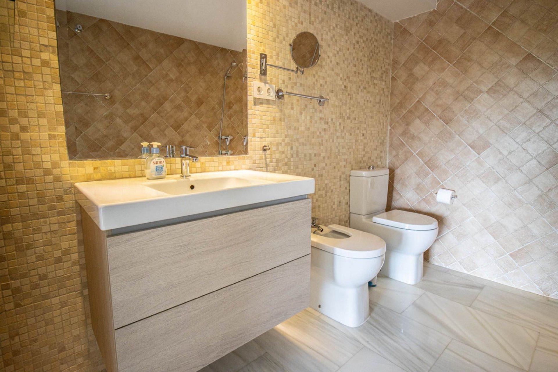 Resale - Apartment - Middle Floor Apartment - Marbella - Nueva Andalucia