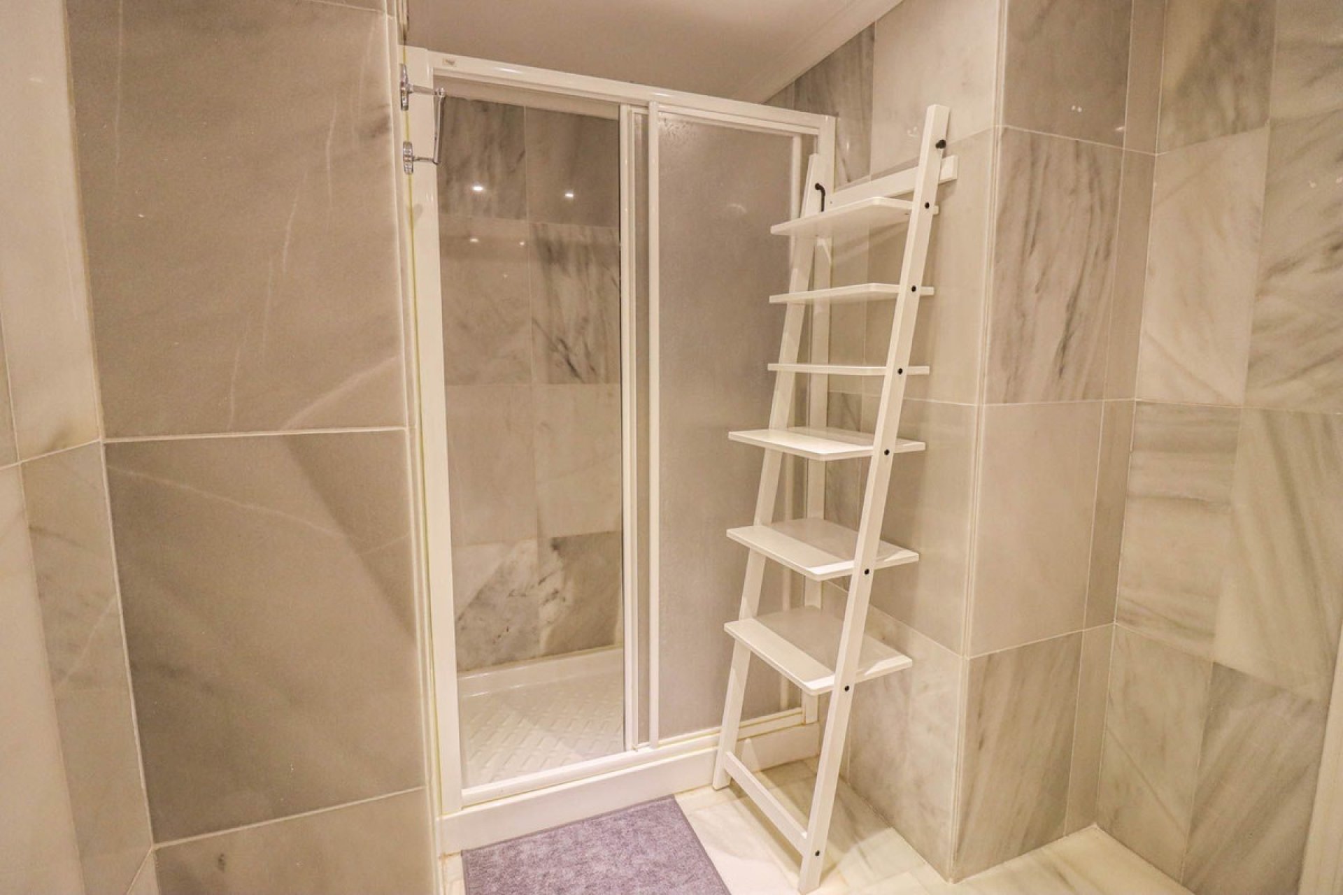 Resale - Apartment - Middle Floor Apartment - Marbella - Nueva Andalucia