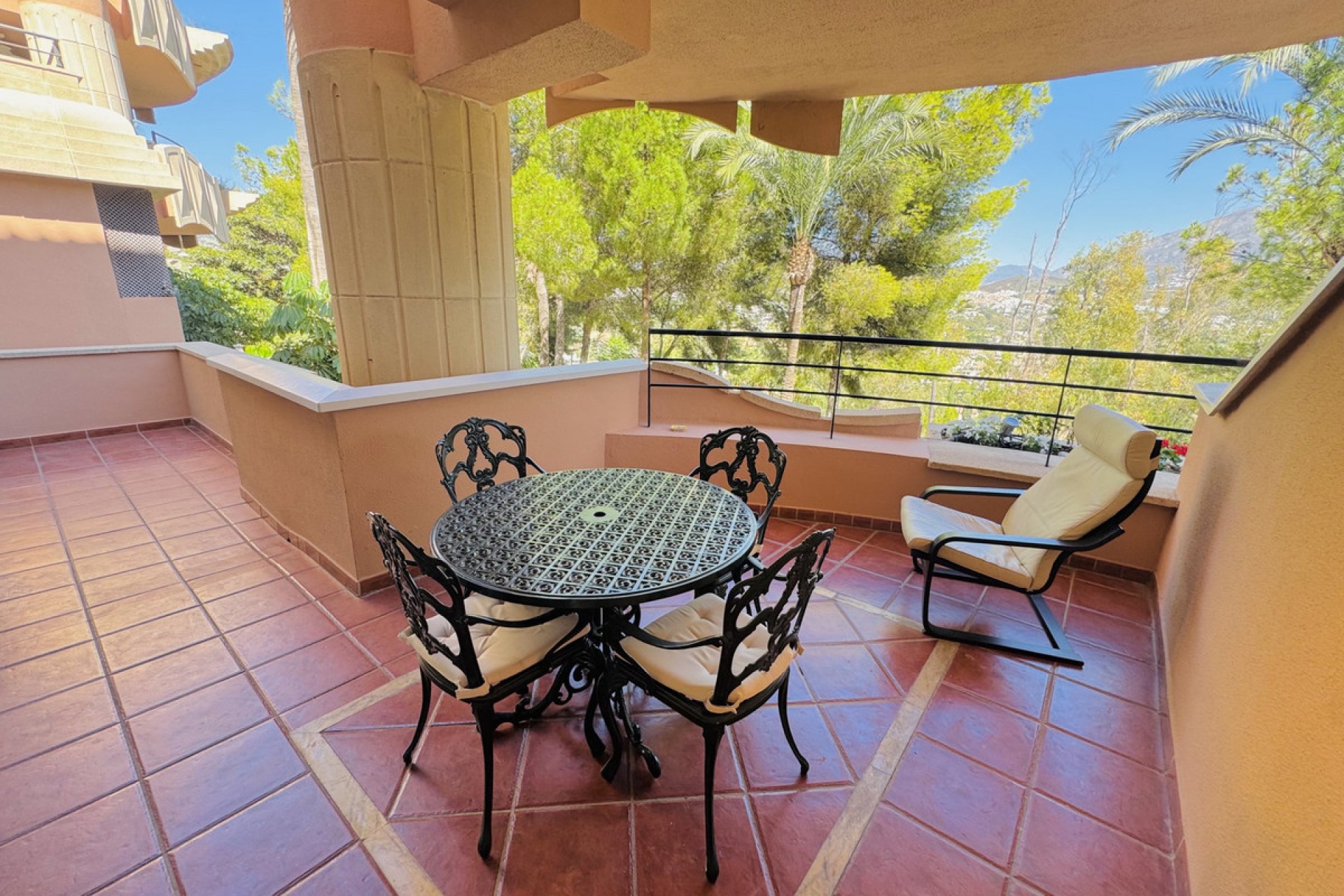 Resale - Apartment - Middle Floor Apartment - Marbella - Nueva Andalucia