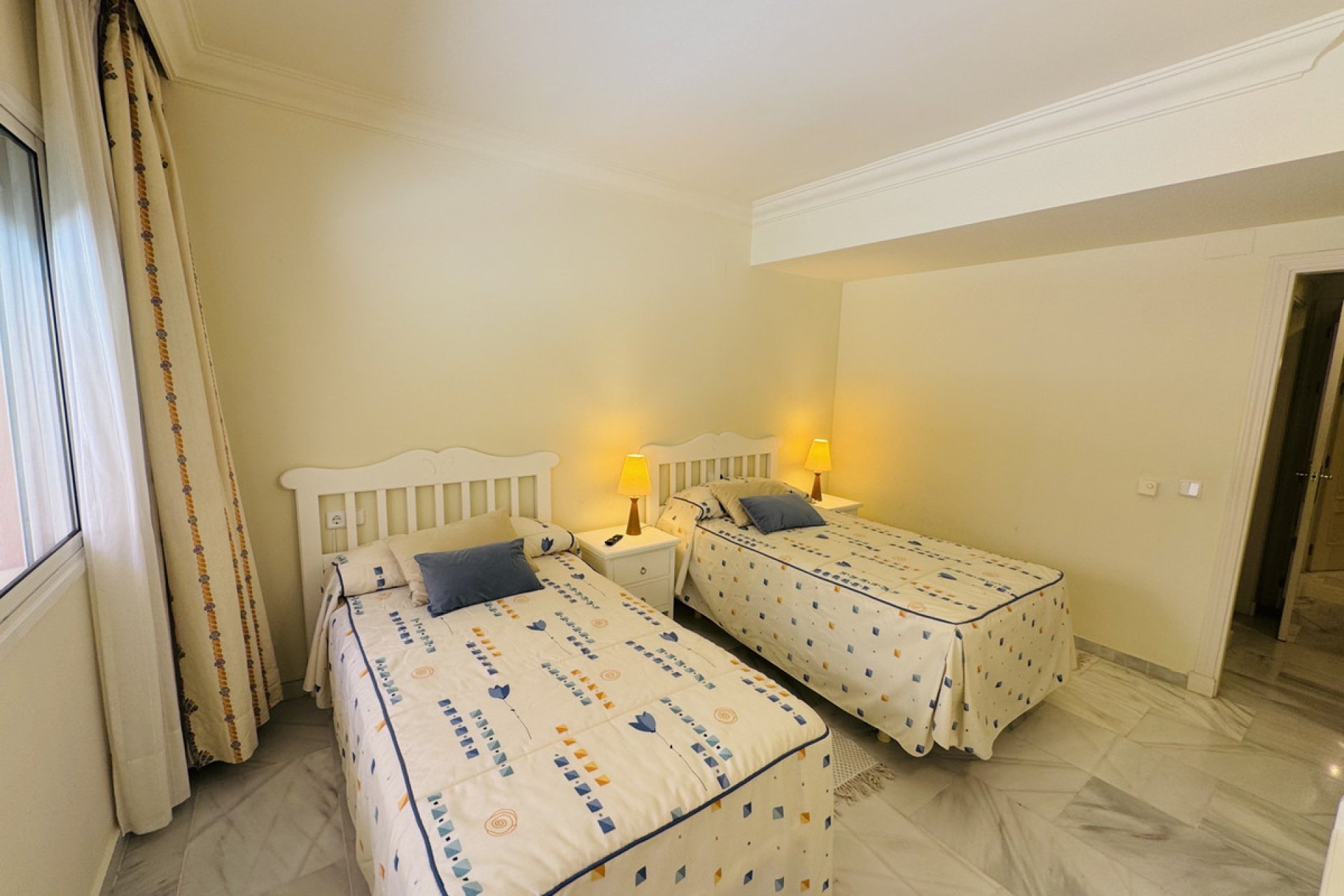 Resale - Apartment - Middle Floor Apartment - Marbella - Nueva Andalucia