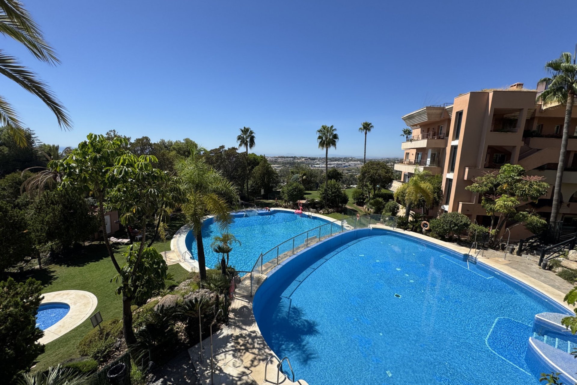 Resale - Apartment - Middle Floor Apartment - Marbella - Nueva Andalucia