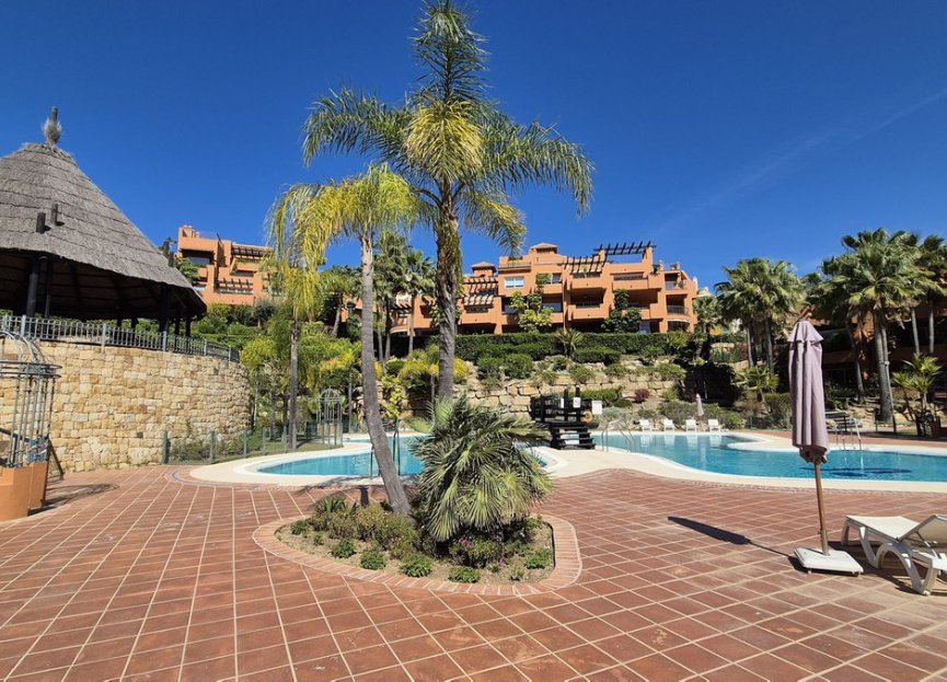 Resale - Apartment - Middle Floor Apartment - Marbella - Nueva Andalucia