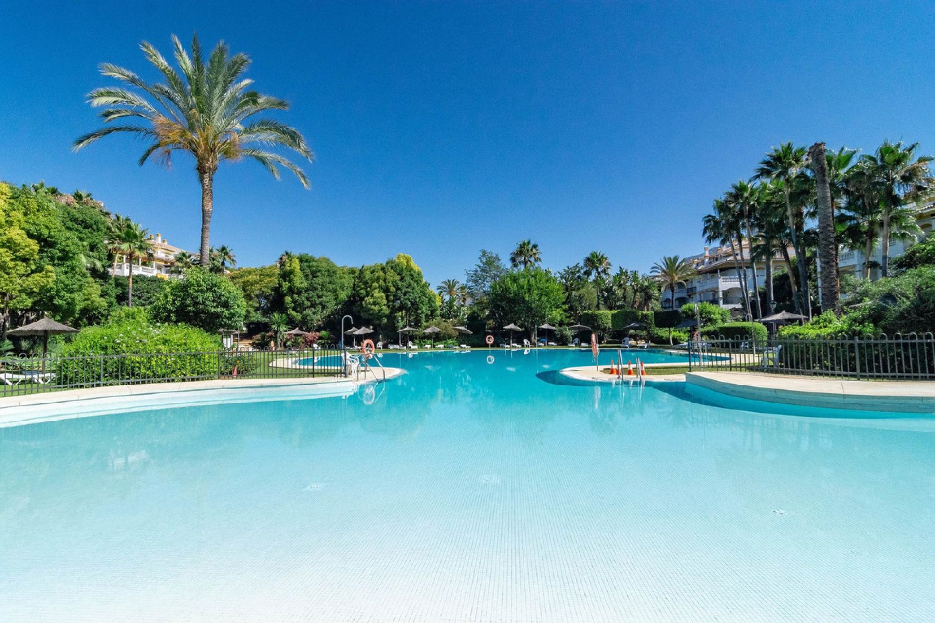 Resale - Apartment - Middle Floor Apartment - Marbella - Nueva Andalucia