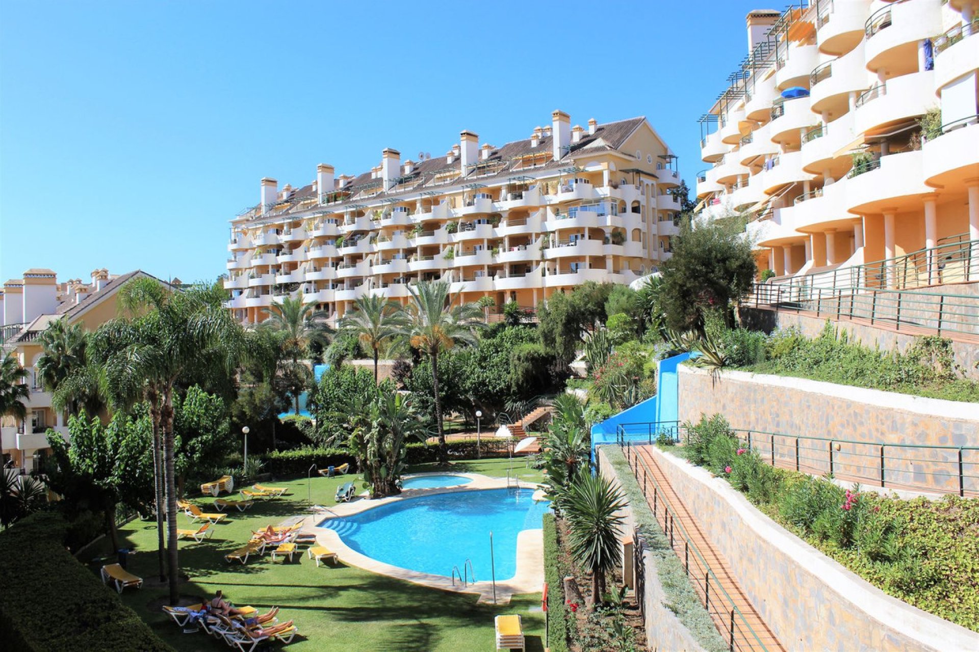 Resale - Apartment - Middle Floor Apartment - Marbella - Nueva Andalucia