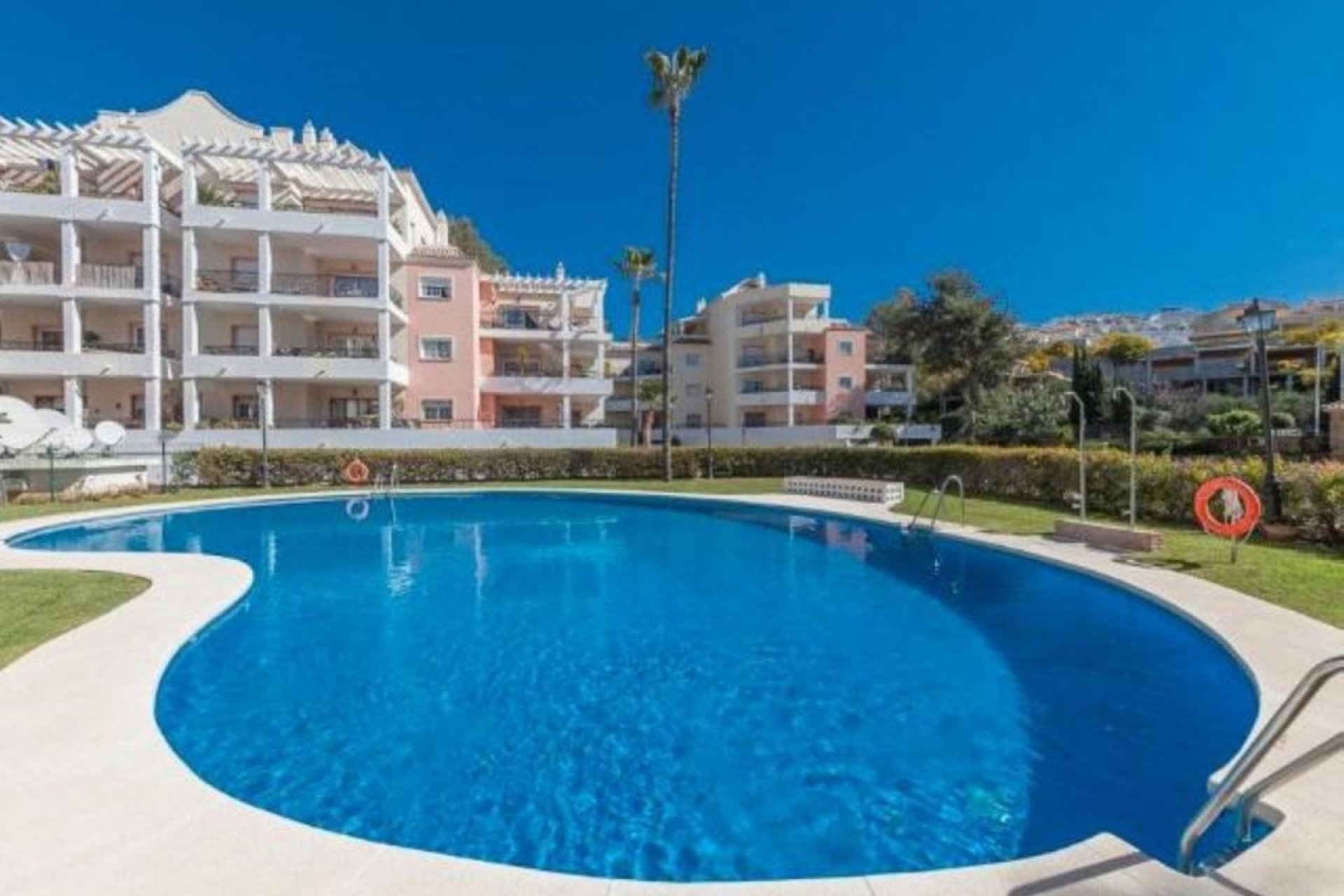 Resale - Apartment - Middle Floor Apartment - Marbella - Nueva Andalucia