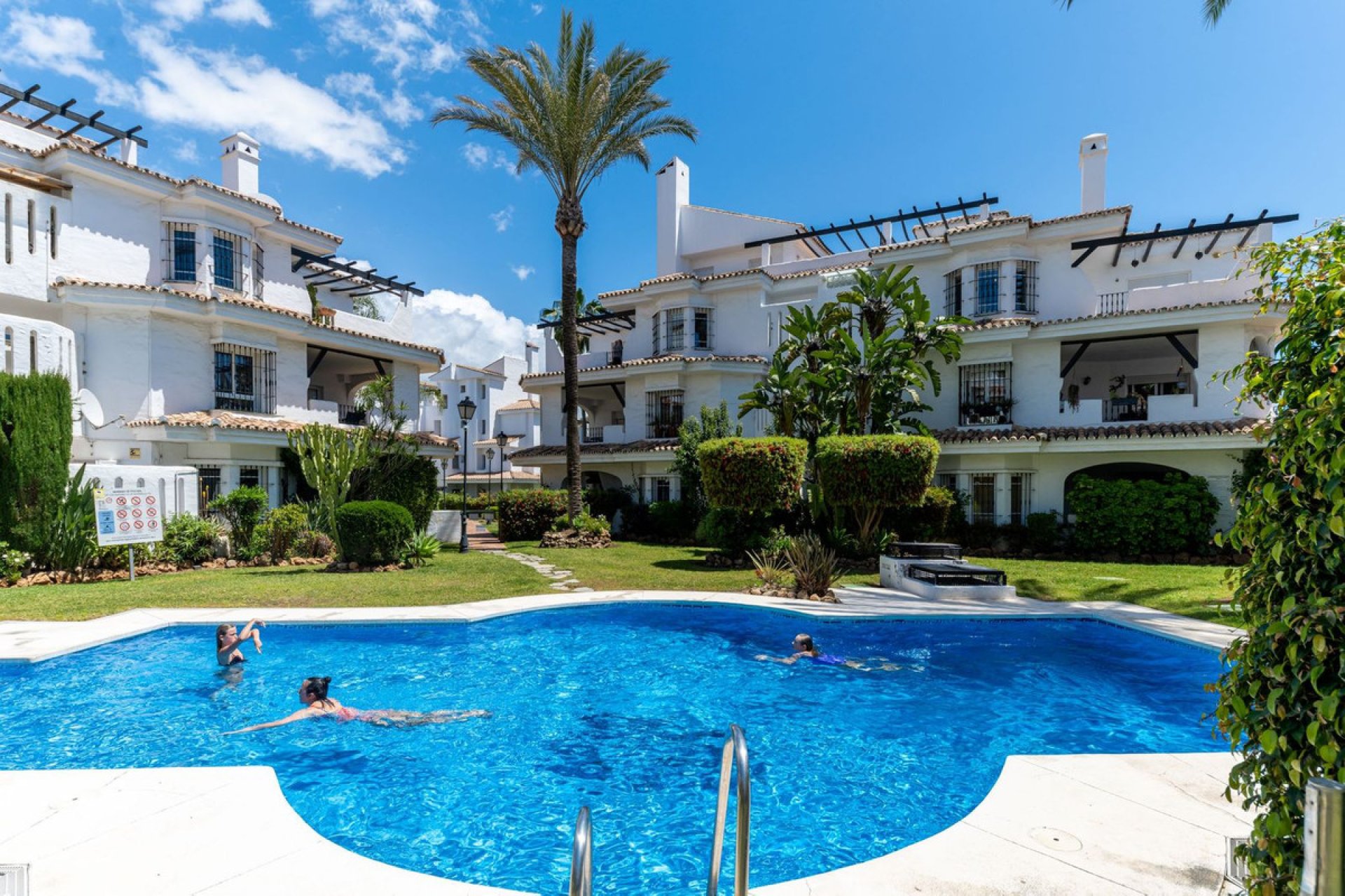 Resale - Apartment - Middle Floor Apartment - Marbella - Nueva Andalucia