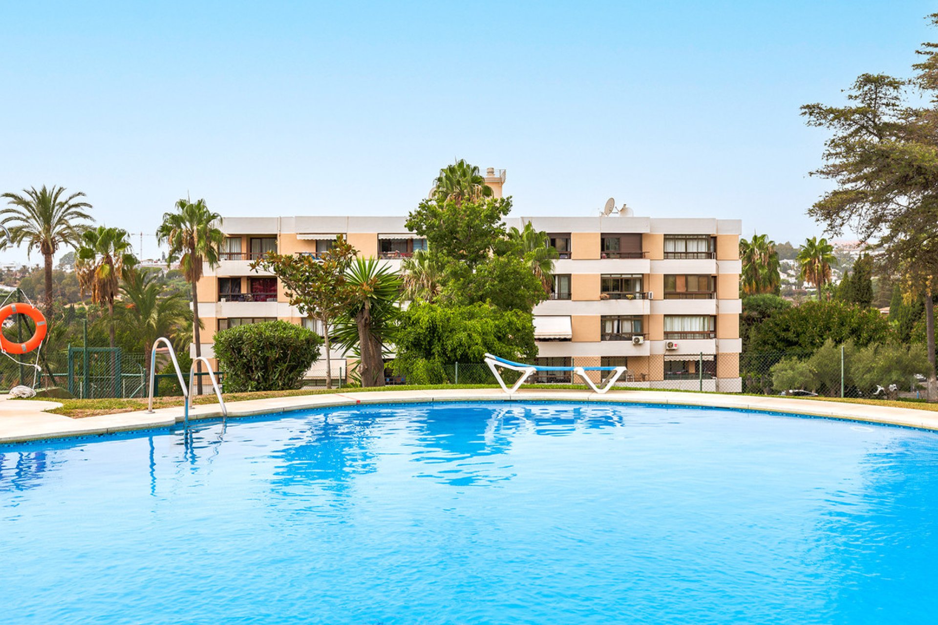 Resale - Apartment - Middle Floor Apartment - Marbella - Nueva Andalucia