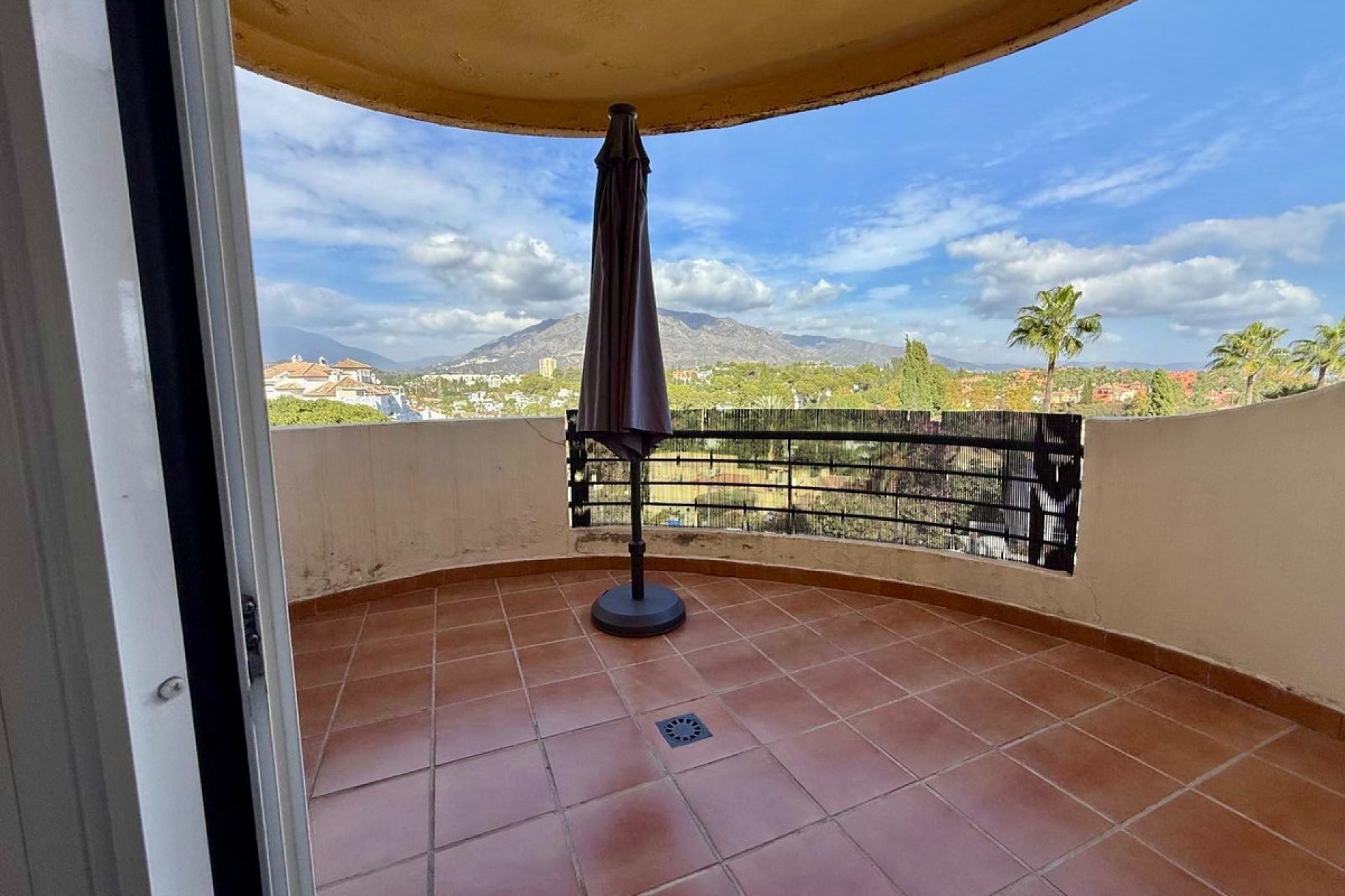 Resale - Apartment - Middle Floor Apartment - Marbella - Nueva Andalucia