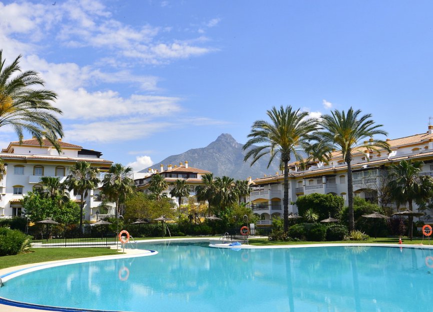 Resale - Apartment - Middle Floor Apartment - Marbella - Nueva Andalucia