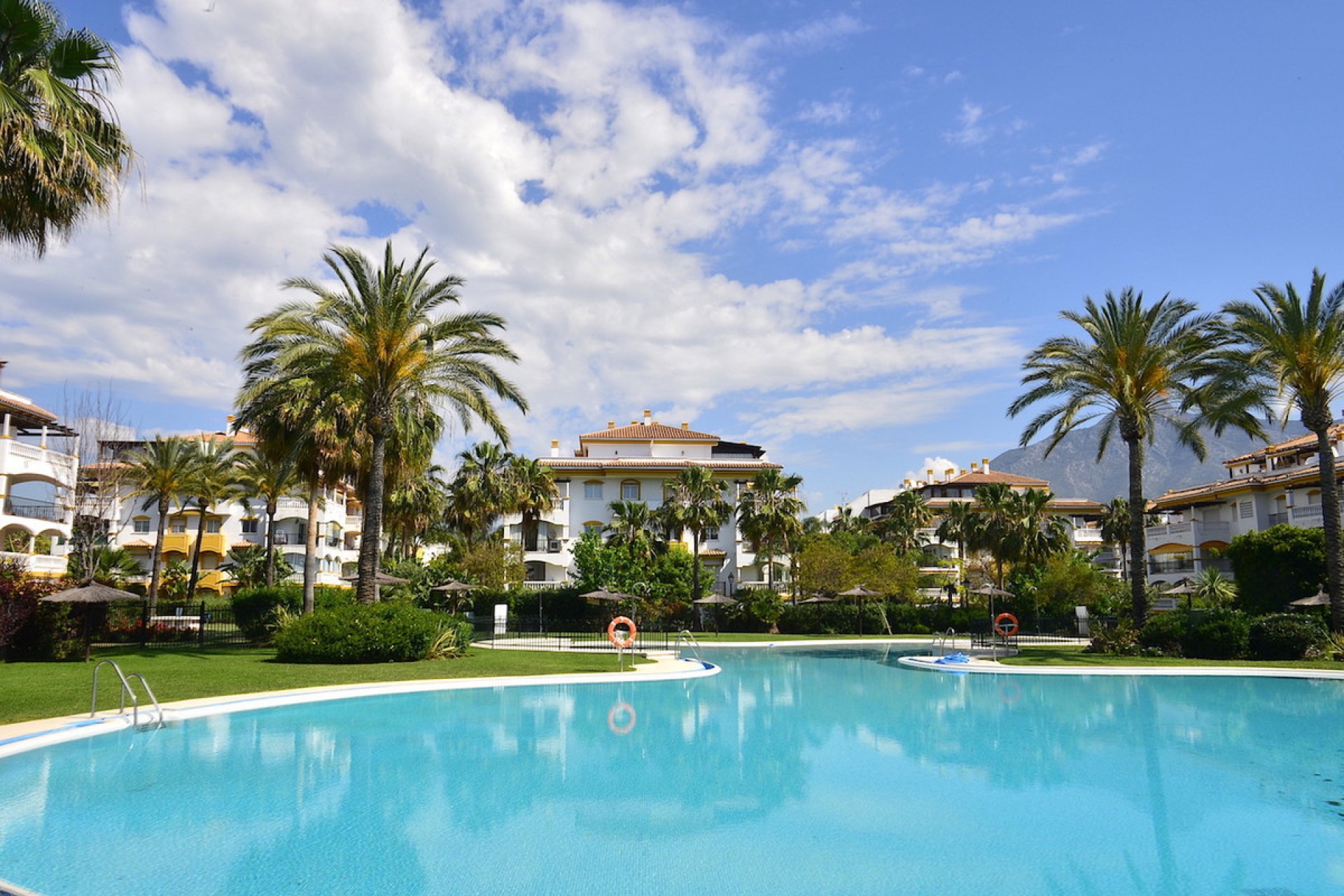 Resale - Apartment - Middle Floor Apartment - Marbella - Nueva Andalucia