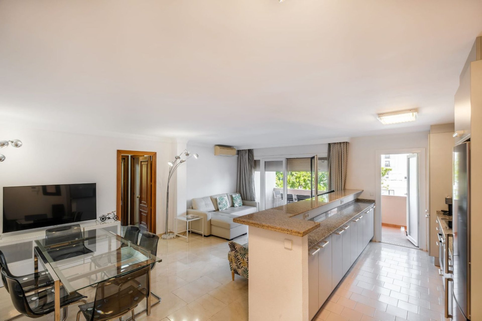 Resale - Apartment - Middle Floor Apartment - Marbella - Nueva Andalucia