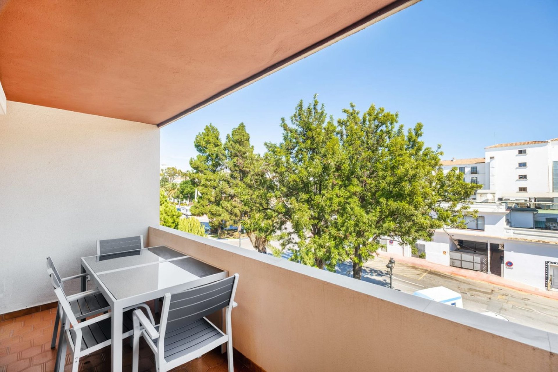 Resale - Apartment - Middle Floor Apartment - Marbella - Nueva Andalucia