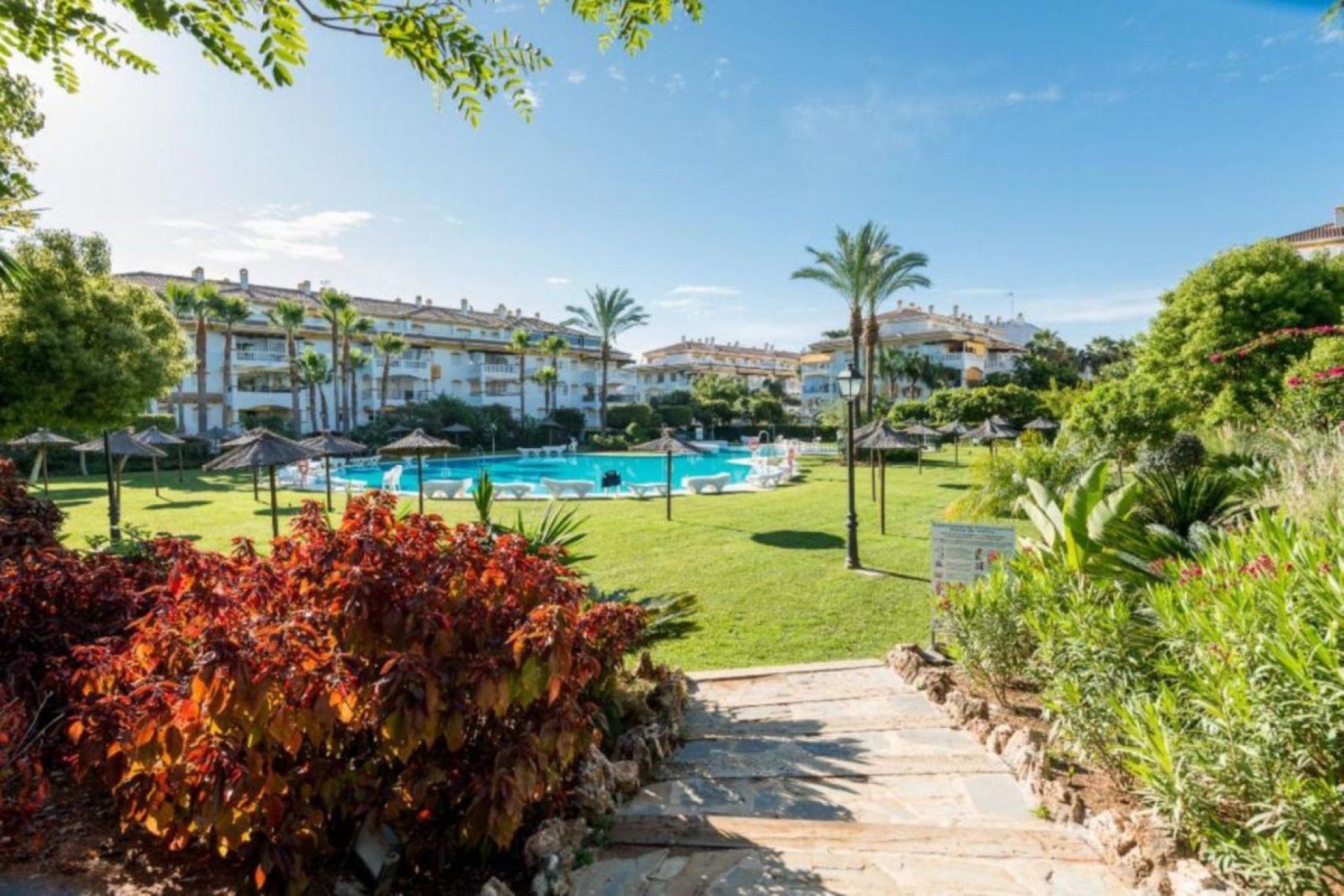 Resale - Apartment - Middle Floor Apartment - Marbella - Nueva Andalucia