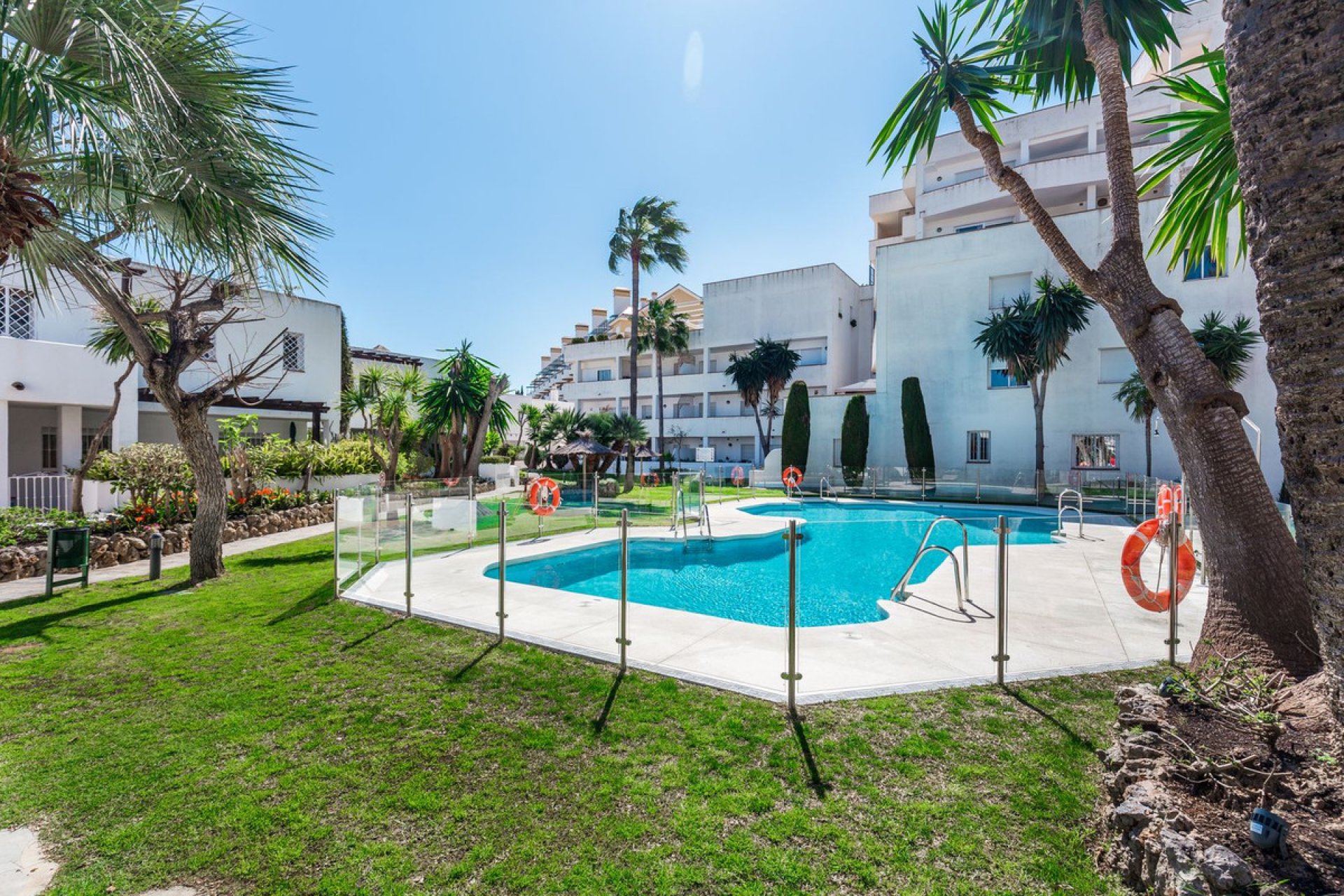 Resale - Apartment - Middle Floor Apartment - Marbella - Nueva Andalucia