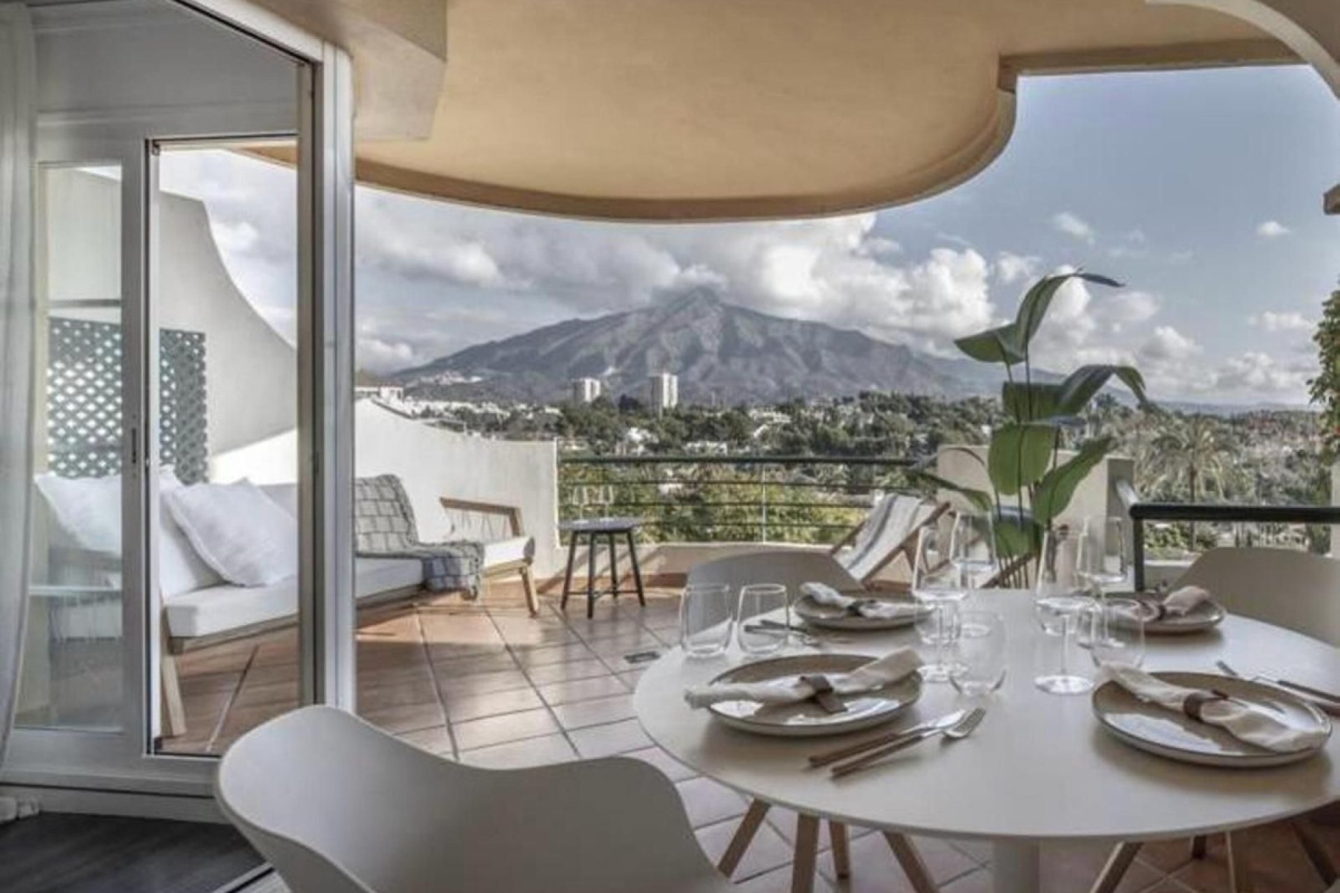 Resale - Apartment - Middle Floor Apartment - Marbella - Nueva Andalucia