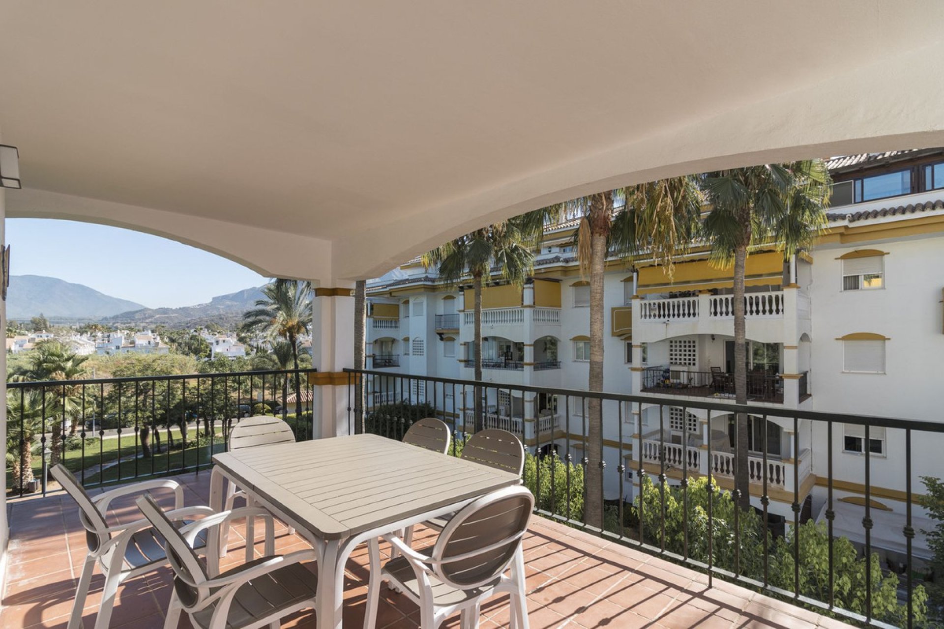 Resale - Apartment - Middle Floor Apartment - Marbella - Nueva Andalucia