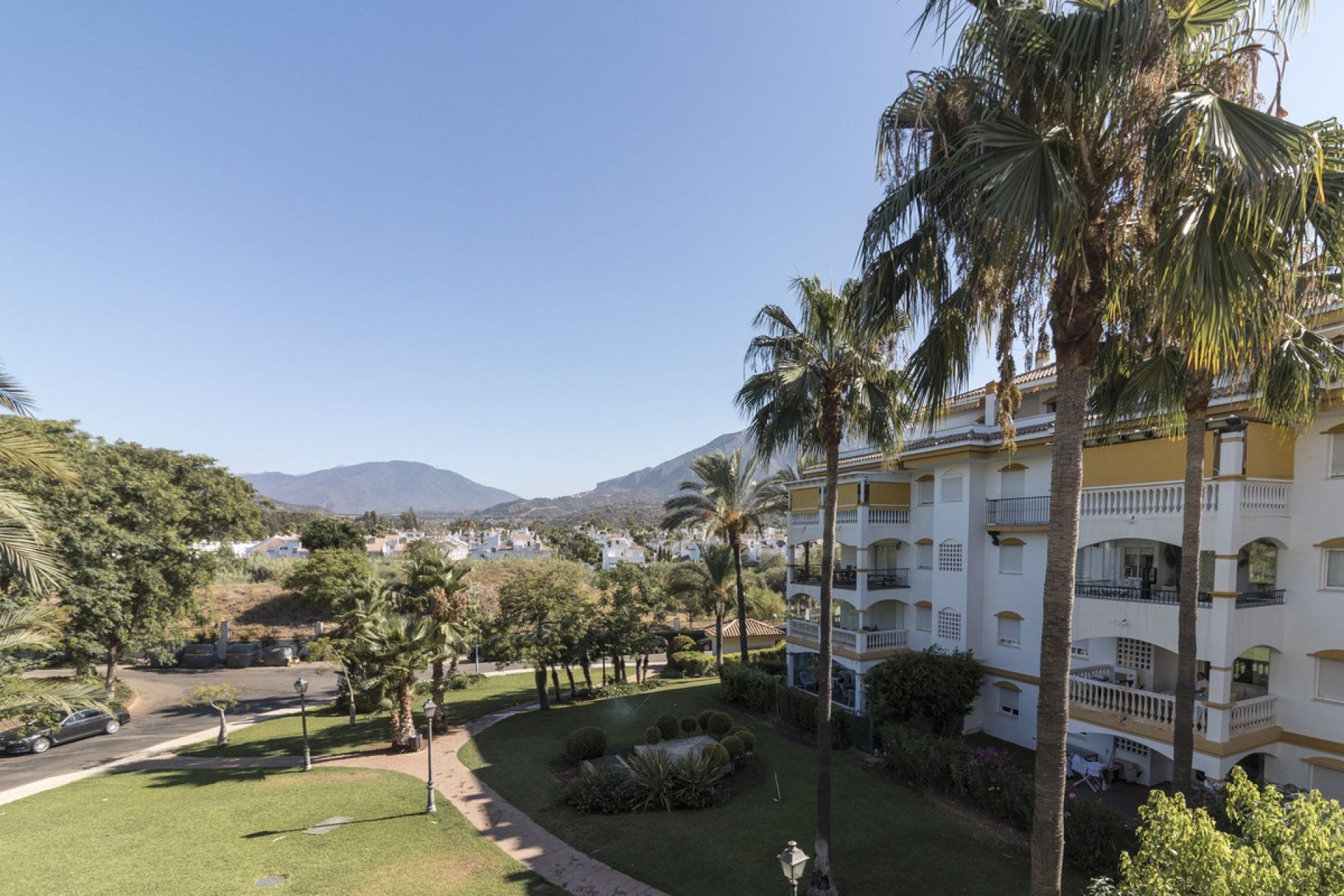 Resale - Apartment - Middle Floor Apartment - Marbella - Nueva Andalucia