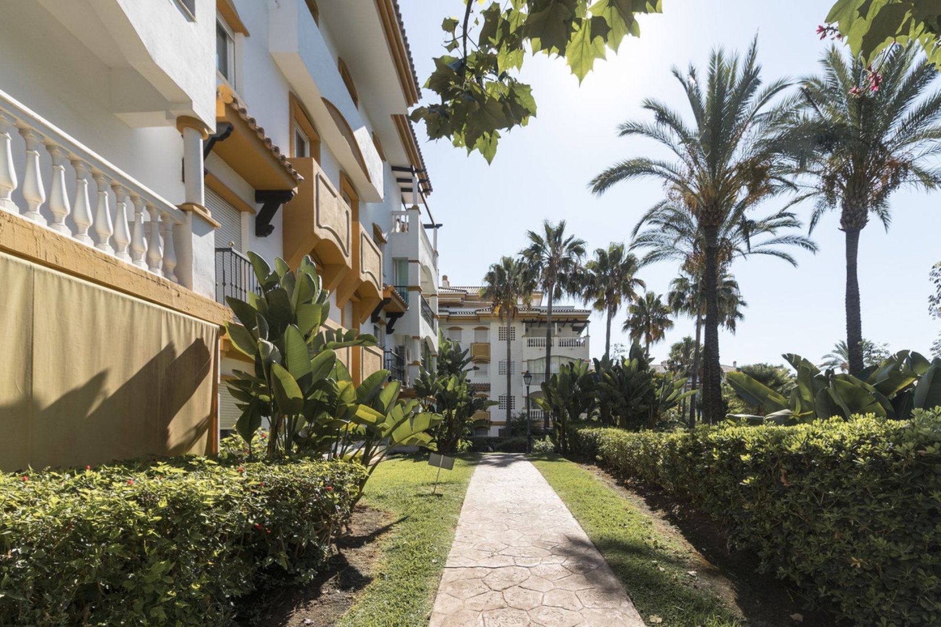 Resale - Apartment - Middle Floor Apartment - Marbella - Nueva Andalucia