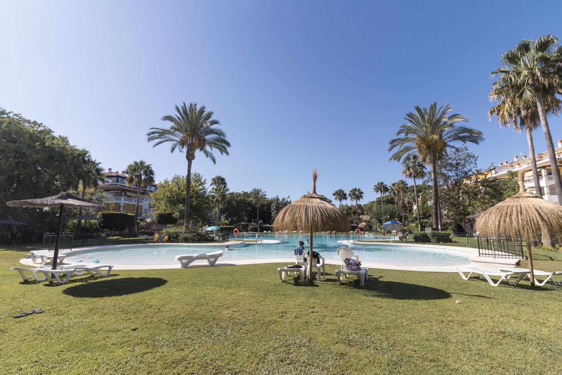 Resale - Apartment - Middle Floor Apartment - Marbella - Nueva Andalucia