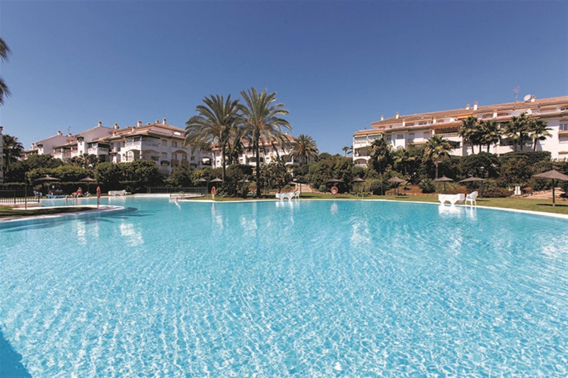 Resale - Apartment - Middle Floor Apartment - Marbella - Nueva Andalucia