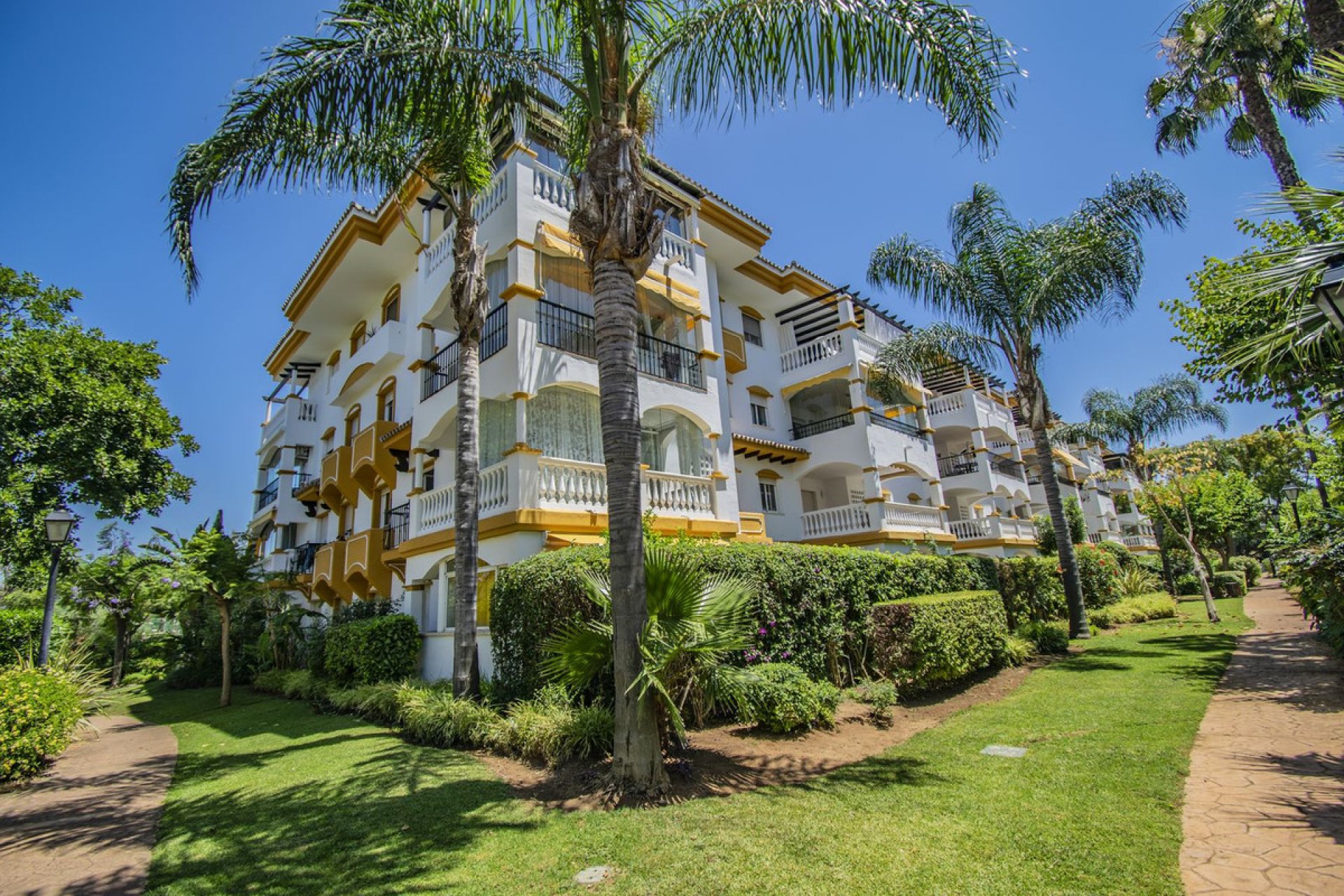 Resale - Apartment - Middle Floor Apartment - Marbella - Nueva Andalucia