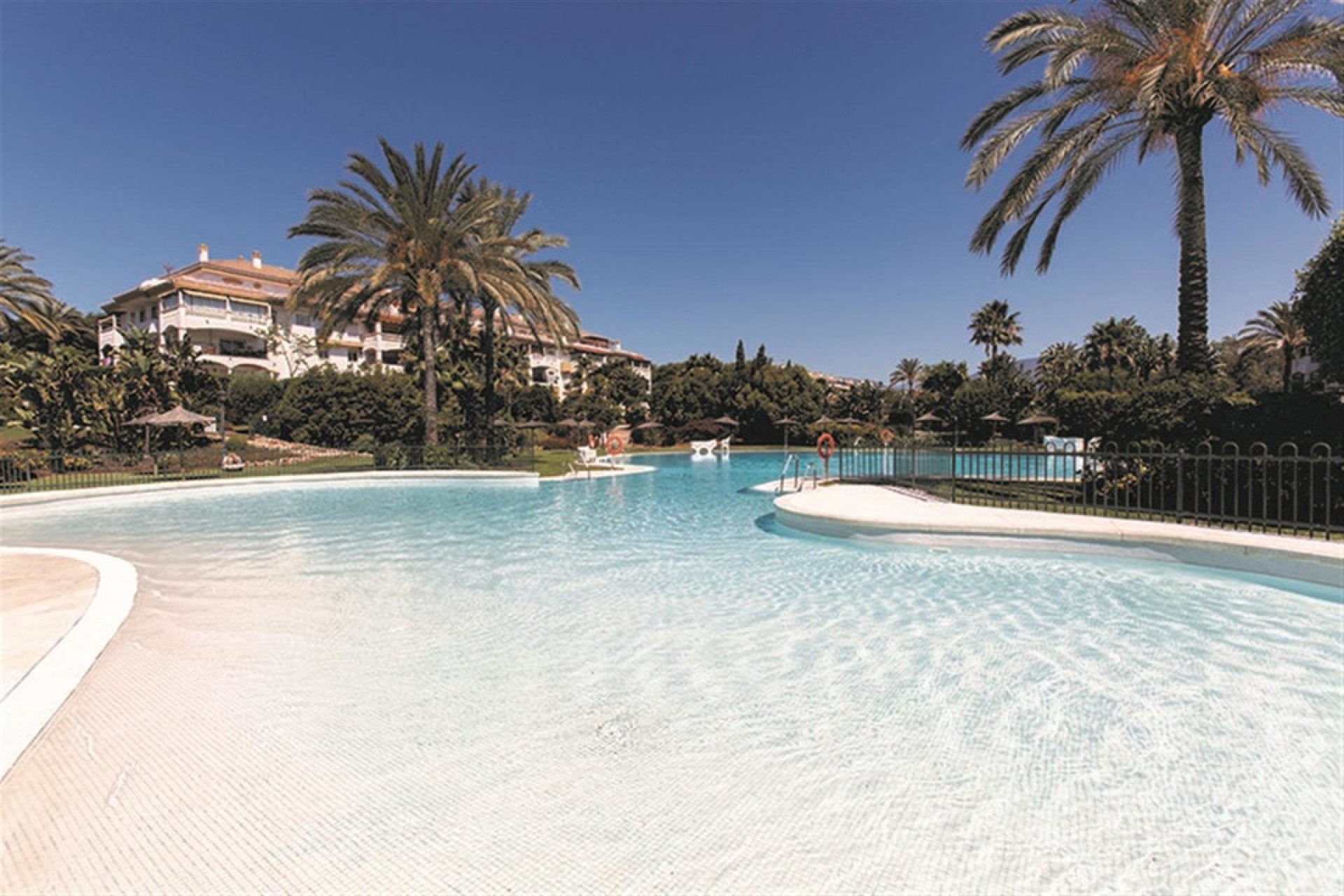 Resale - Apartment - Middle Floor Apartment - Marbella - Nueva Andalucia